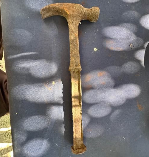 RARE EXCAVATION FIND - VINTAGE RUSTIC STEEL CLAW HAMMER RARE EXCAVATION FIND - VINTAGE RUSTIC STEEL CLAW HAMMER