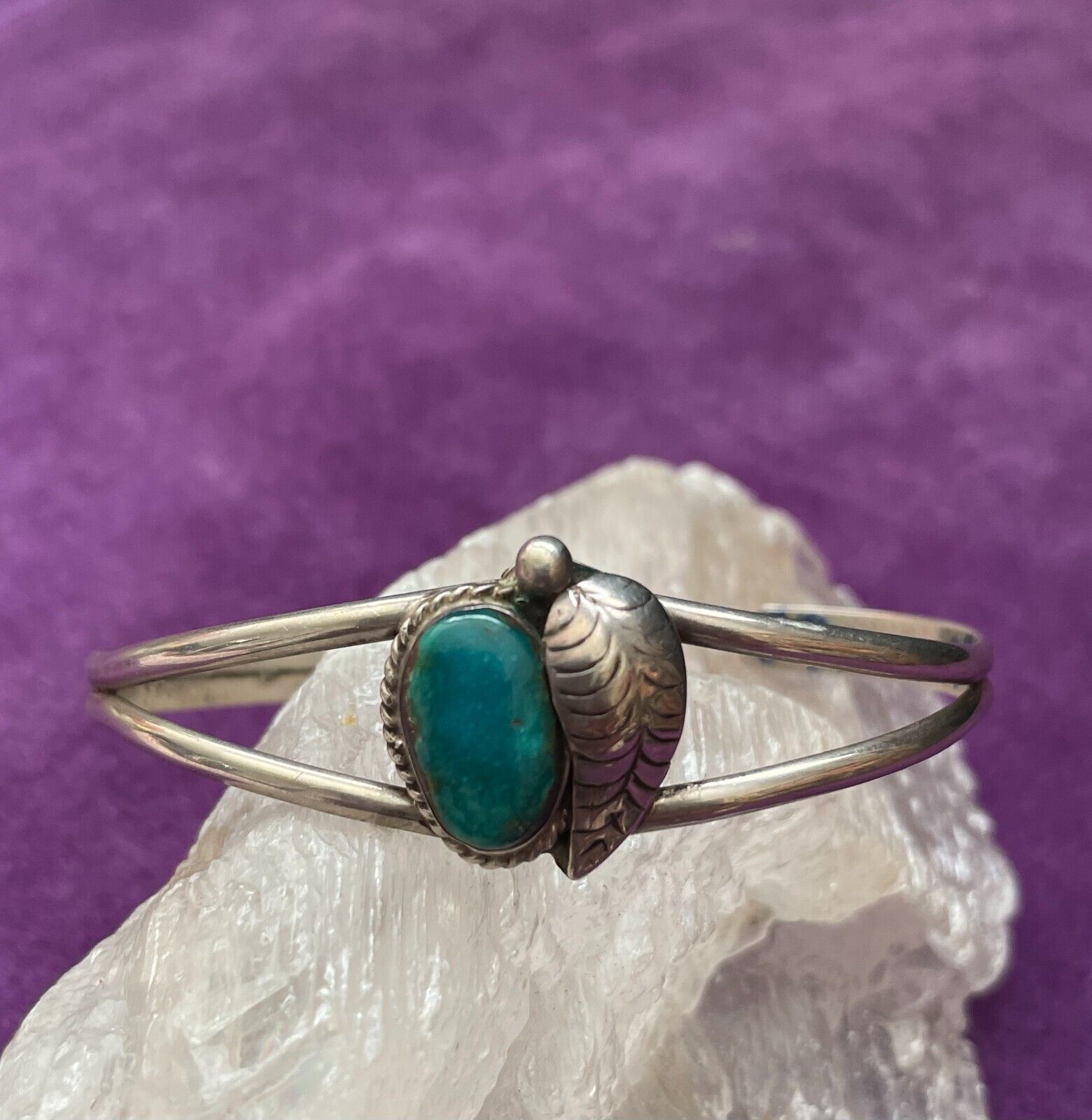 NAVAJO NATIVE AMERICAN TURQUOISE AND STERLING SILVER VINTAGE CUFF BRACELET