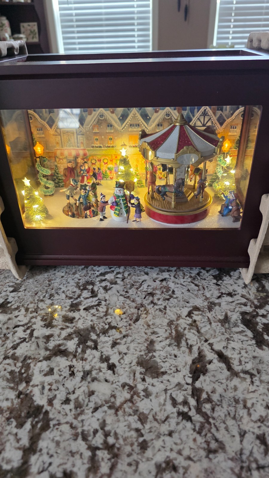Mr. Christmas Heirloom Music Box  in Original Box Plays 70 Songs Animated Lights