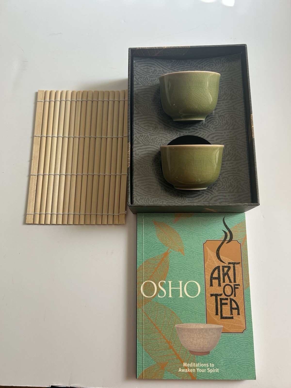 Osho ZEN Art Of Tea Set w 2 Cups Bamboo Mat and Booklet First Edition 2001 NEW