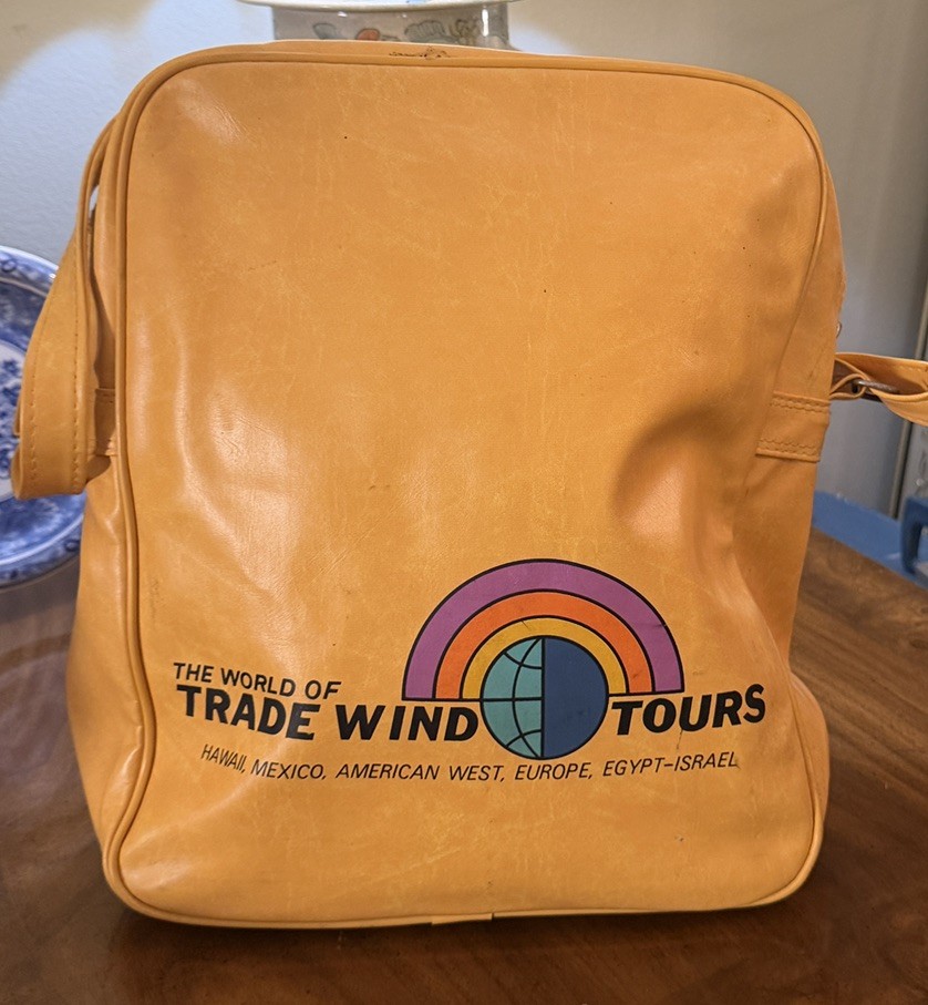 VINTAGE 1970s THE WORLD OF TRADE WIND TOURS TRAVEL BAG YELLOW VINYL VINTAGE 1970s THE WORLD OF TRADE WIND TOURS TRAVEL BAG YELLOW VINYL