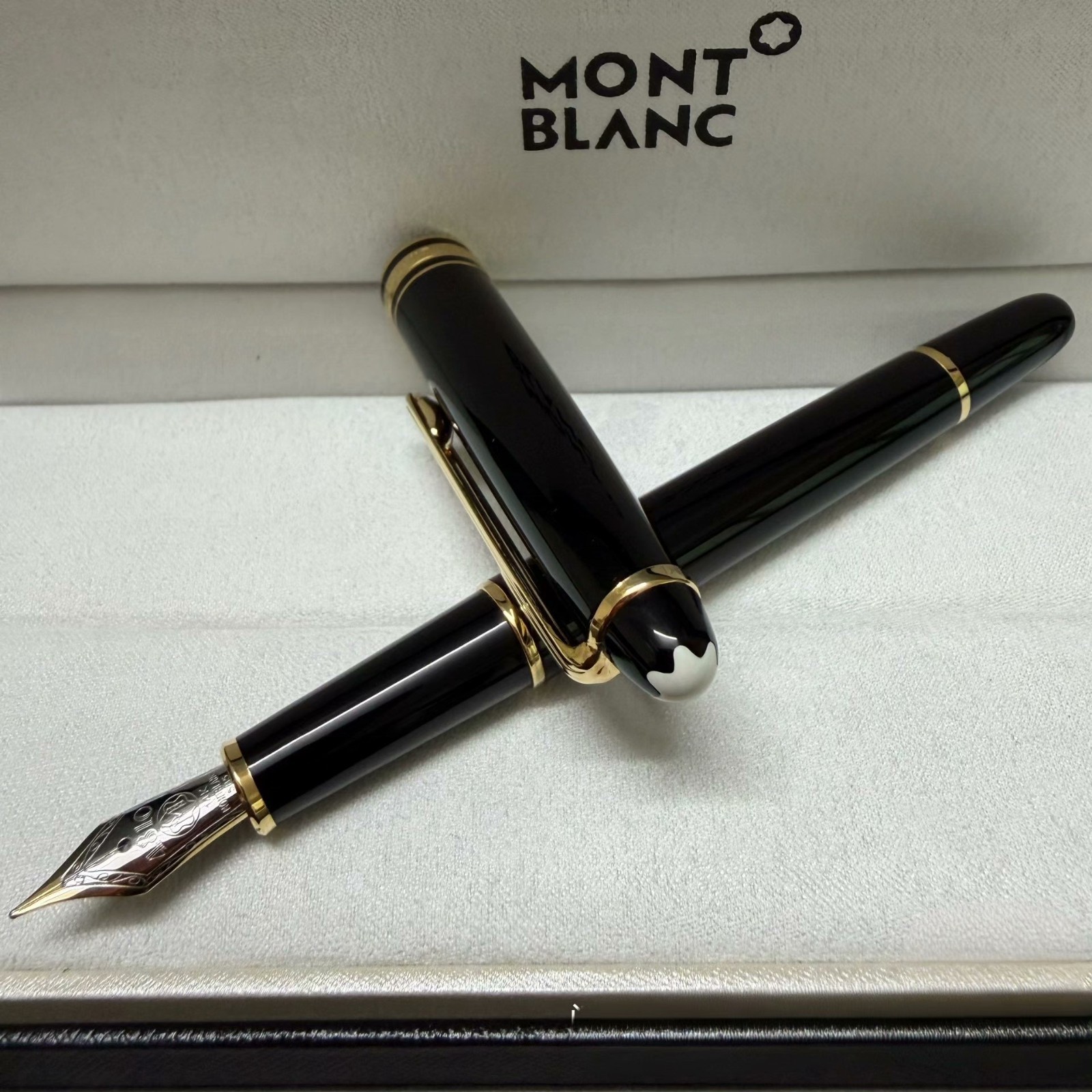 MB Meisterstück Fountain Pen Black Gold Trim with Gift Box MB Meisterstück Fountain Pen Black Gold Trim with Gift Box