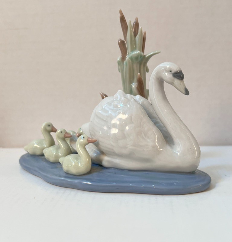 Vintage LLADRO Mother Swan and Cygnets FOLLOW ME #5722 4.5"H Vintage LLADRO Mother Swan and Cygnets FOLLOW ME #5722 4.5"H