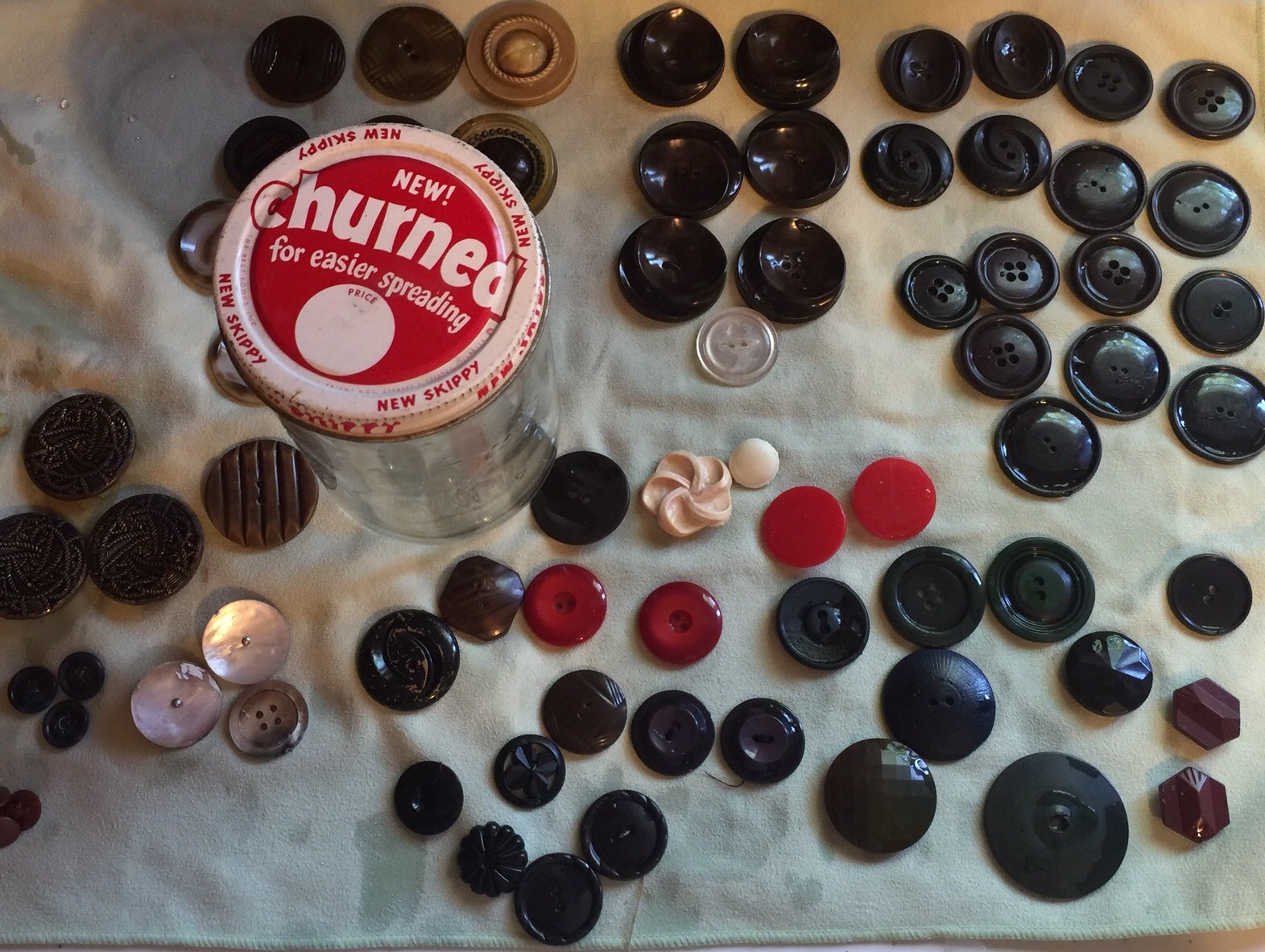 Vintage SKIPPY PEANUT BUTTER GLASS JAR with Mixed Lot of 80+ OLD BUTTONS