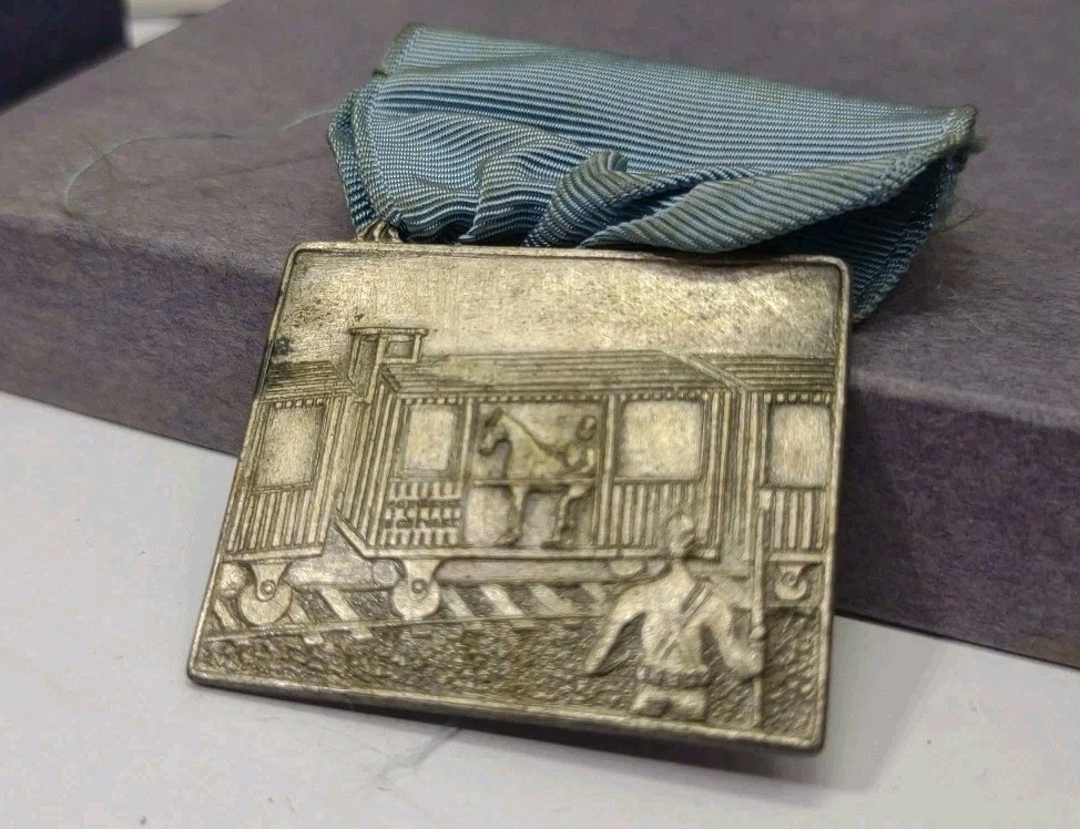 1914-1918 WWI STERLING 40 Men & 8 Horses Boxcar Train Legion Medal Badge 106 Yrs 1914-1918 WWI STERLING 40 Men & 8 Horses Boxcar Train Legion Medal Badge 106 Yrs