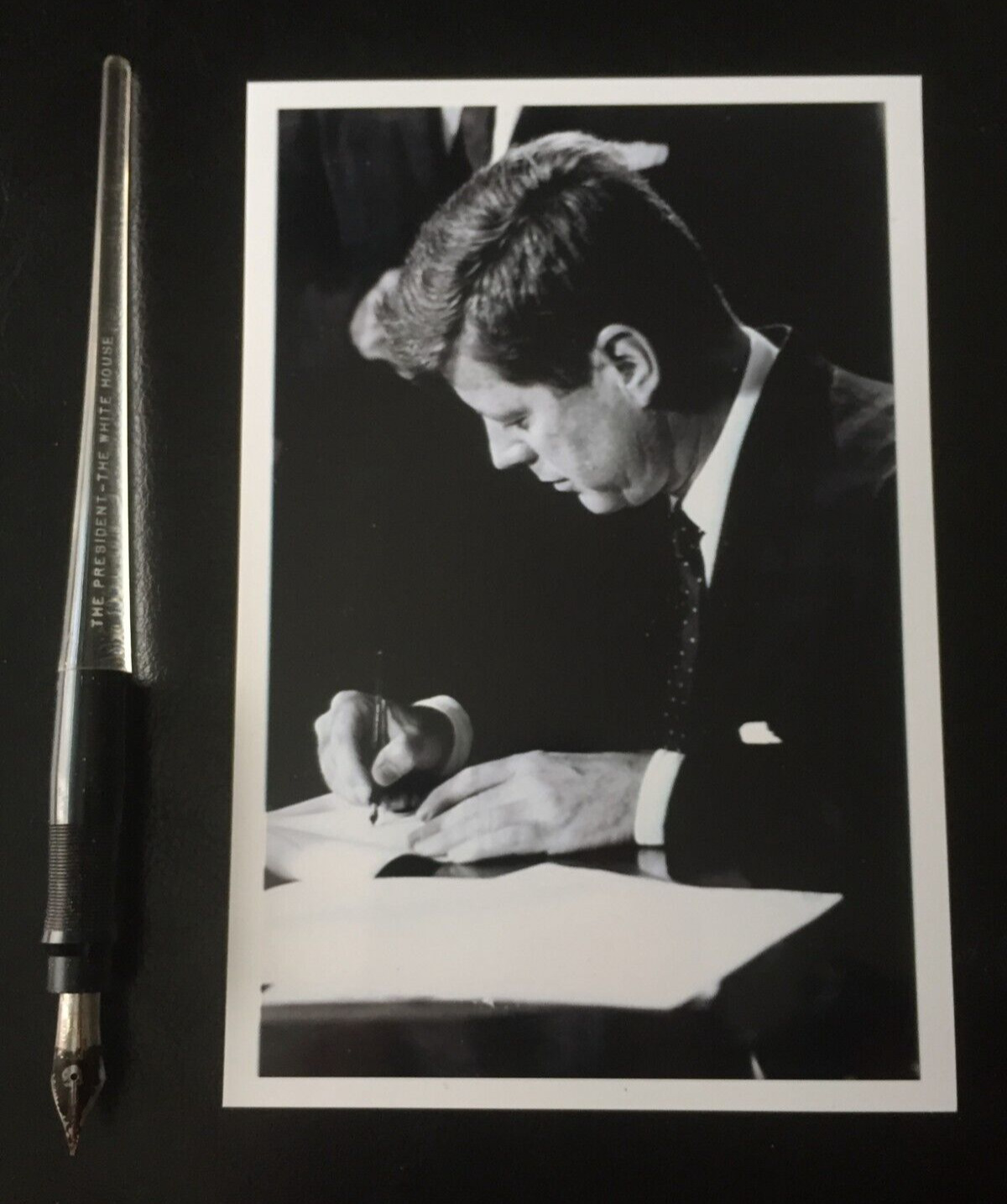 PRESIDENT JOHN F KENNEDY - JFK-USED BILL SIGNING PEN & PHOTO - WHITE HOUSE-ISSUE