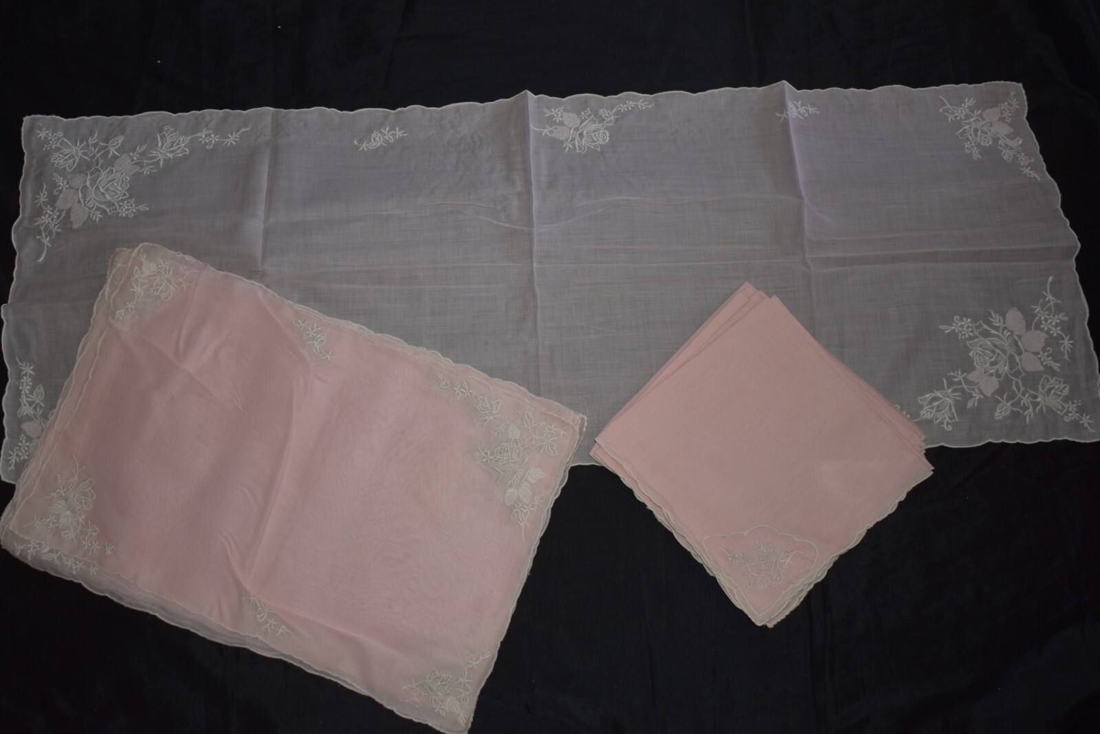 Vintage SET for 8 Table Runner/ Mat/Napkins Embroidered Flowers Pale Pink Vintage SET for 8 Table Runner/ Mat/Napkins Embroidered Flowers Pale Pink