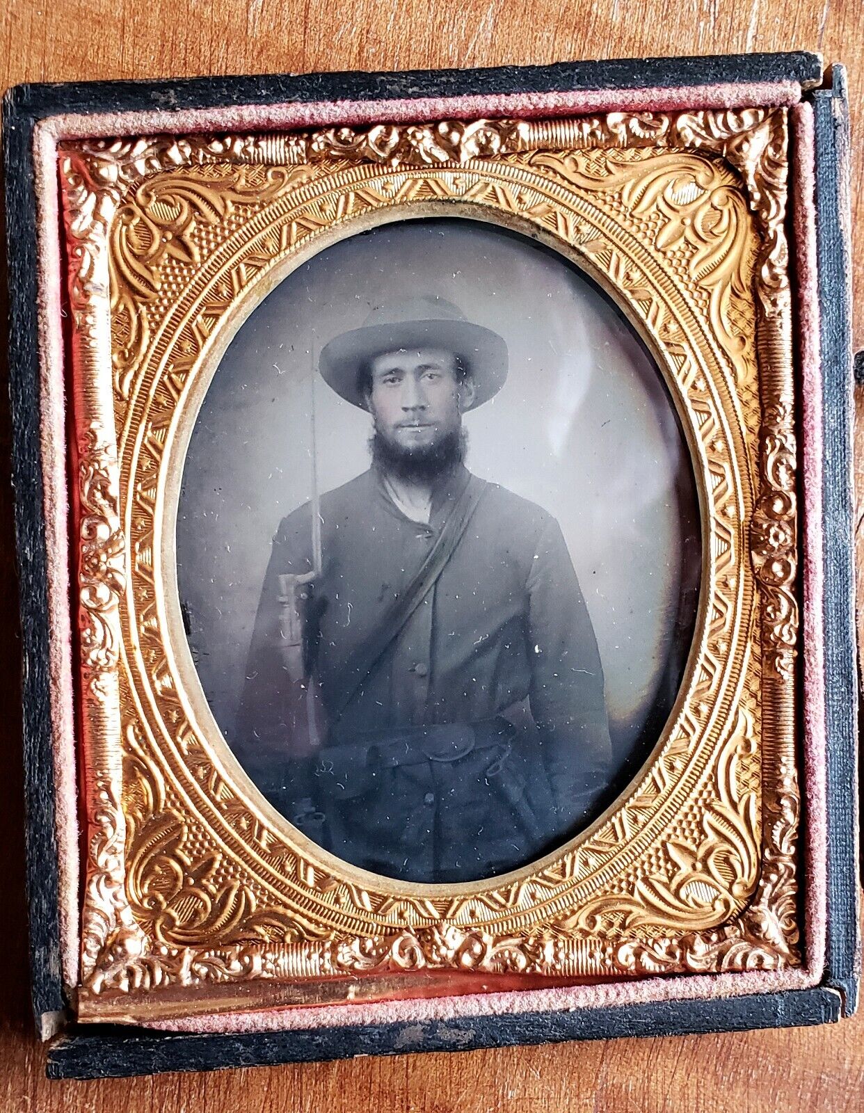 Nice armed Tintype of soldier , Union or Confederate? 