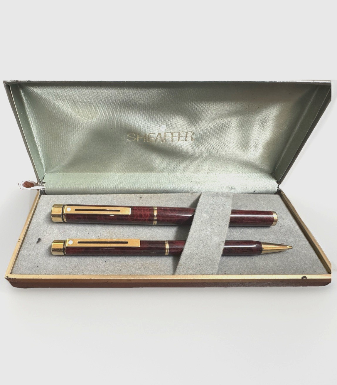 Vintage 14K Sheaffer 1021 Brown & Gold Fountain and Ball Pen Set (Brand New) Vintage 14K Sheaffer 1021 Brown & Gold Fountain and Ball Pen Set (Brand New)