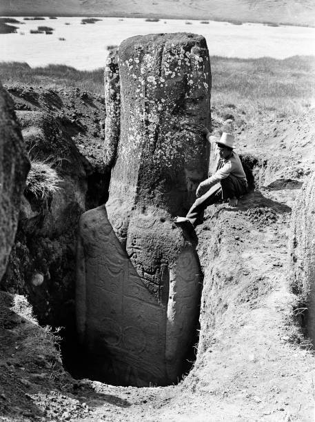 View of the excavation of the back of a statue This statue accordi .. Old Photo View of the excavation of the back of a statue This statue accordi .. Old Photo