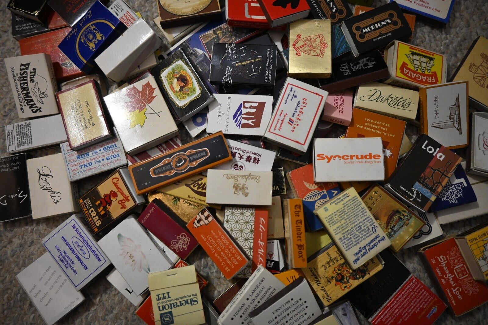 Unsorted matchbox lot of 100 Hotels, Restaurants, Overseas Matches 8 Avail