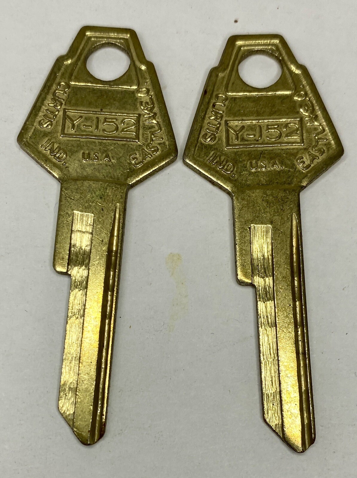 NOS Curtis Industries Authentic Key Blanks Y-152 Set of 2 - For Chrysler NOS Curtis Industries Authentic Key Blanks Y-152 Set of 2 - For Chrysler