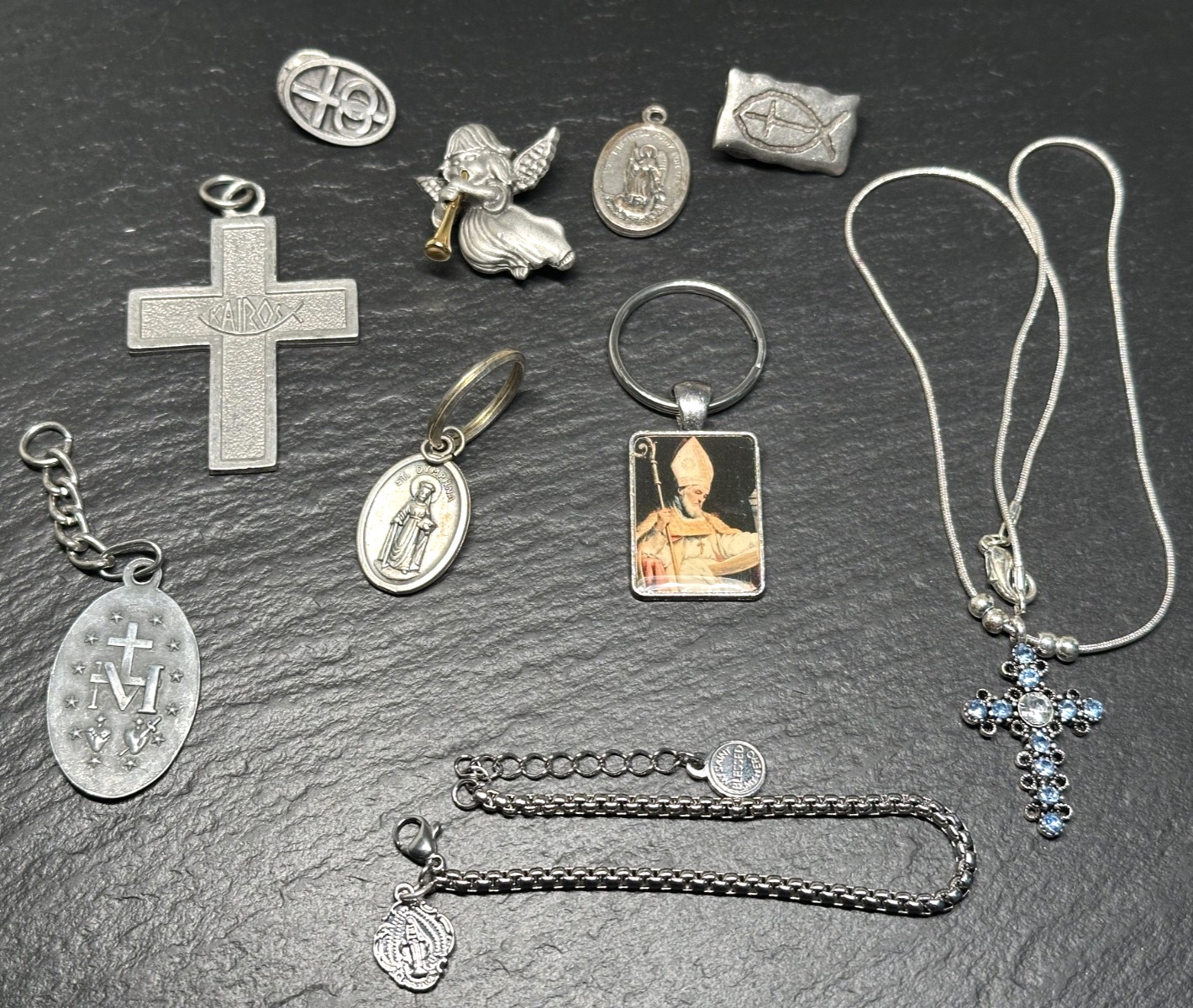 10 VINTAGE SILVER TONE CHRISTIAN ITEMS: PENDENTS, PINS, KEY RINGS + I166 10 VINTAGE SILVER TONE CHRISTIAN ITEMS: PENDENTS, PINS, KEY RINGS + I166