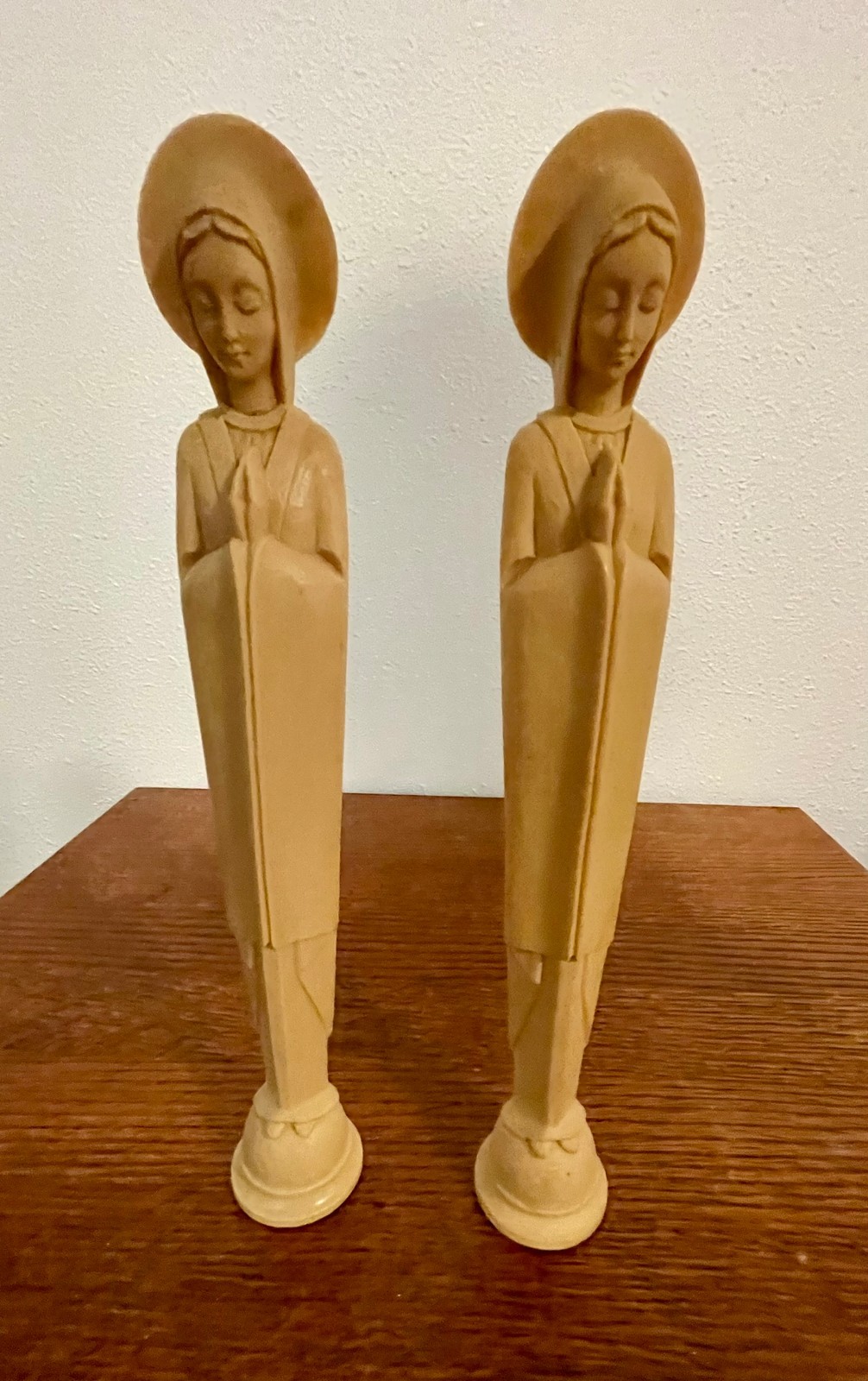 Pair Vintage Mid Century Modern Resin Praying Mary Madonna Statues Italy Look Pair Vintage Mid Century Modern Resin Praying Mary Madonna Statues Italy Look
