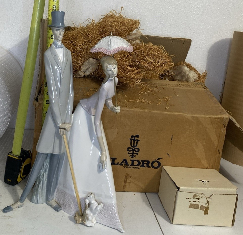 Nao by Lladro Spain 4563 Lovers Couple w/ Puppy & Parasol Umbrella, 19 1/2" &box Nao by Lladro Spain 4563 Lovers Couple w/ Puppy & Parasol Umbrella, 19 1/2" &box