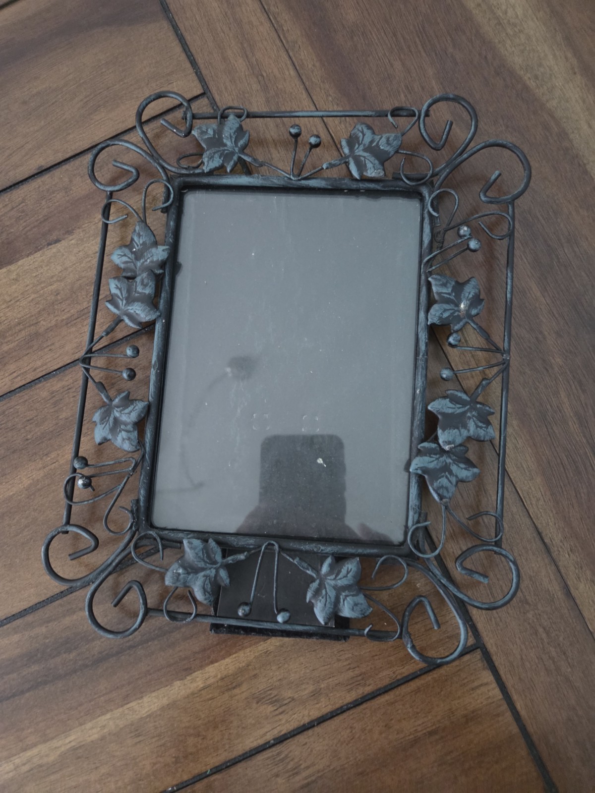 5"x 7"Photo Size Vintage Black Metal Leaf Design Tabletop Frame 5"x 7"Photo Size Vintage Black Metal Leaf Design Tabletop Frame