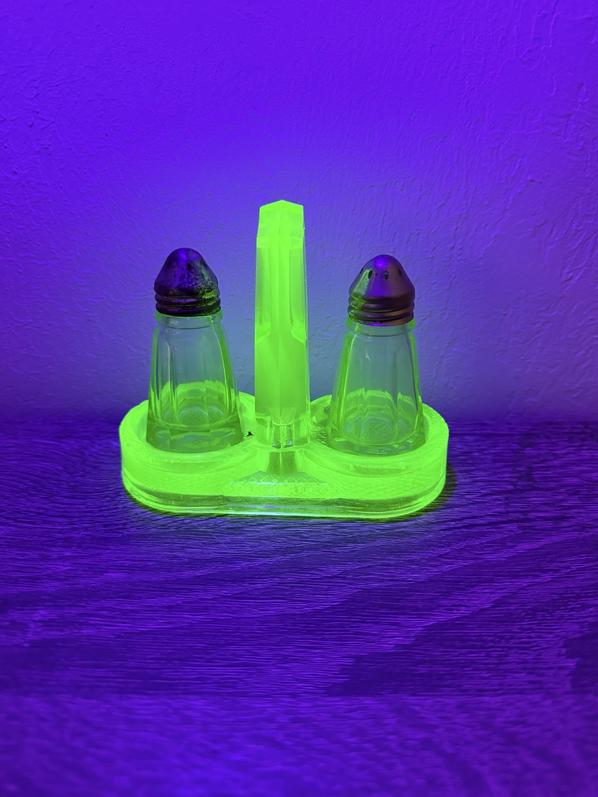 vintage green Depression glass salt and pepper shaker with its original caddy vintage green Depression glass salt and pepper shaker with its original caddy