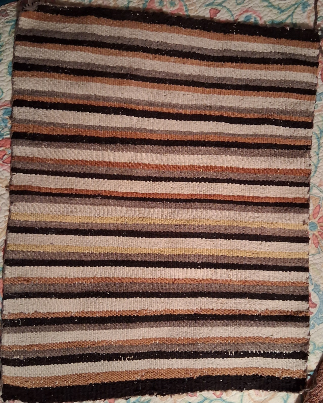 Navajo Rug Vintage 33" x 26" Nice Earth Tones MAKE OFFERS Navajo Rug Vintage 33" x 26" Nice Earth Tones MAKE OFFERS