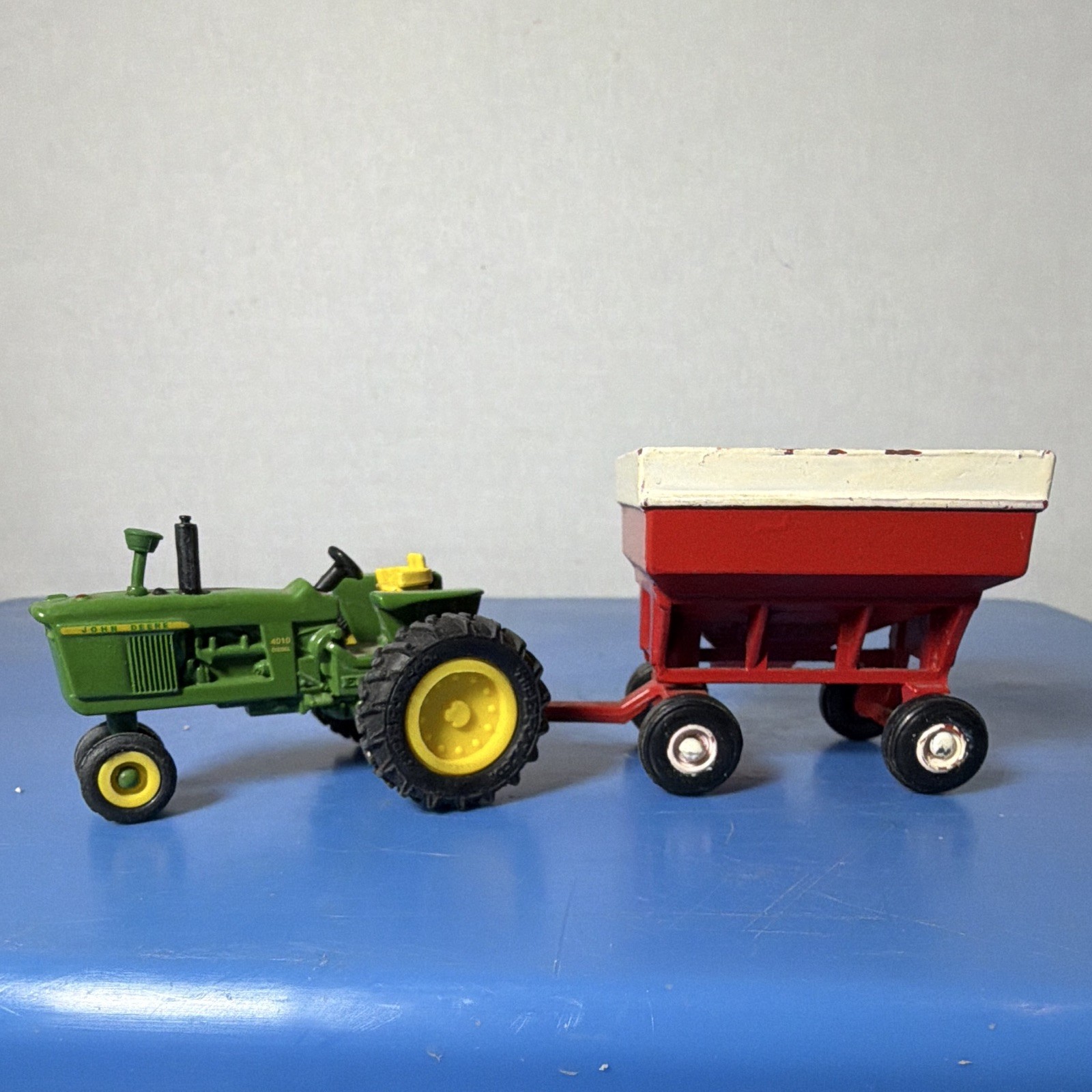 John Deere 4010 1/64 ERTL narrow Diesel Tractor Toy w/ Red Wagon/Agriculture John Deere 4010 1/64 ERTL narrow Diesel Tractor Toy w/ Red Wagon/Agriculture