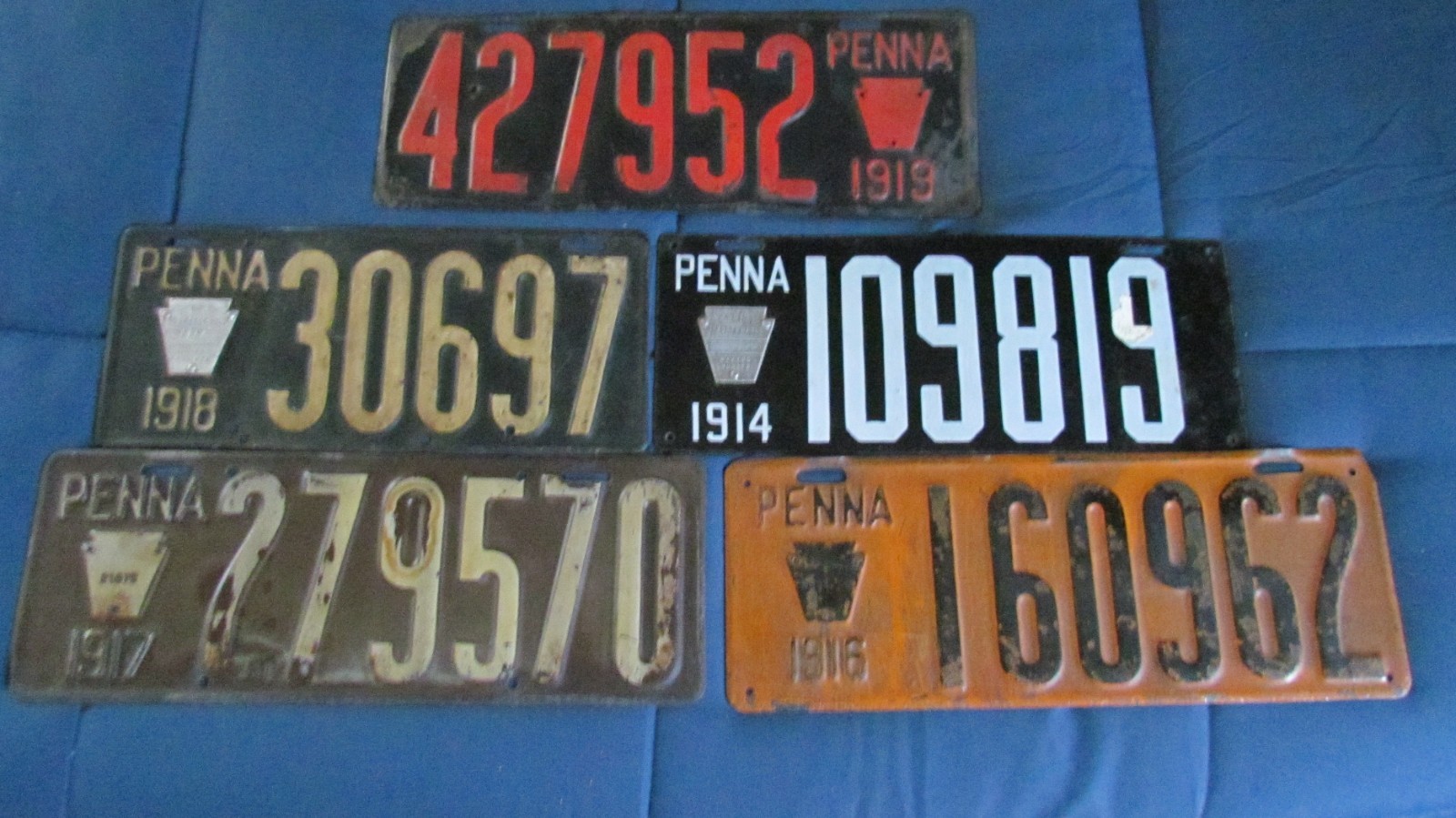FIVE VINTAGE ORIGINAL PENNSYLVANIA LICENCE PLATES FIVE VINTAGE ORIGINAL PENNSYLVANIA LICENCE PLATES