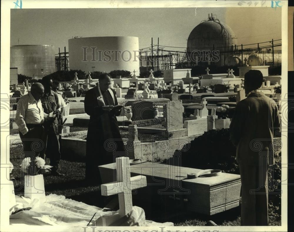 1980 Press Photo Rev. Bernard Francis conducts services at Holy Rosary Cemetery 1980 Press Photo Rev. Bernard Francis conducts services at Holy Rosary Cemetery