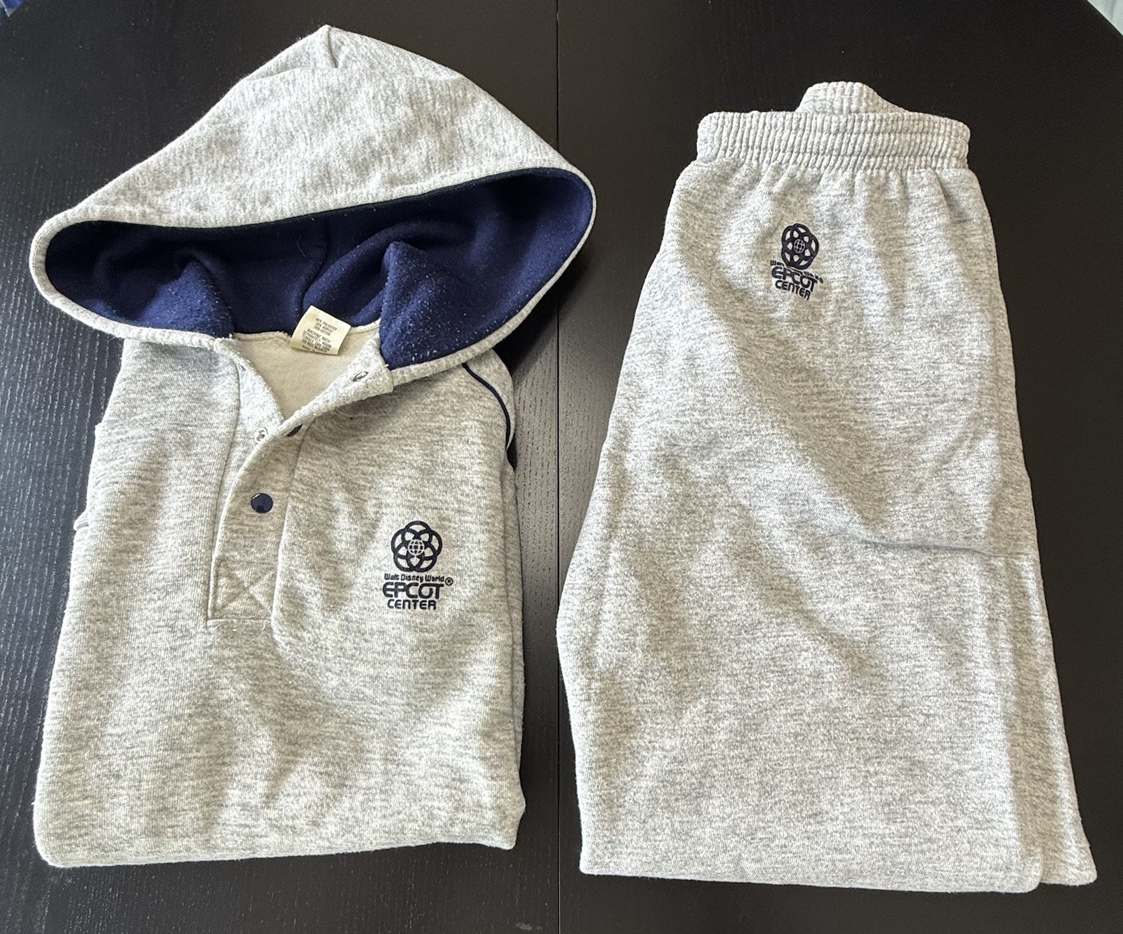 Vintage 1982 Disney World Epcot Center Sweatsuit Large Sweatshirt & Sweatpants Vintage 1982 Disney World Epcot Center Sweatsuit Large Sweatshirt & Sweatpants