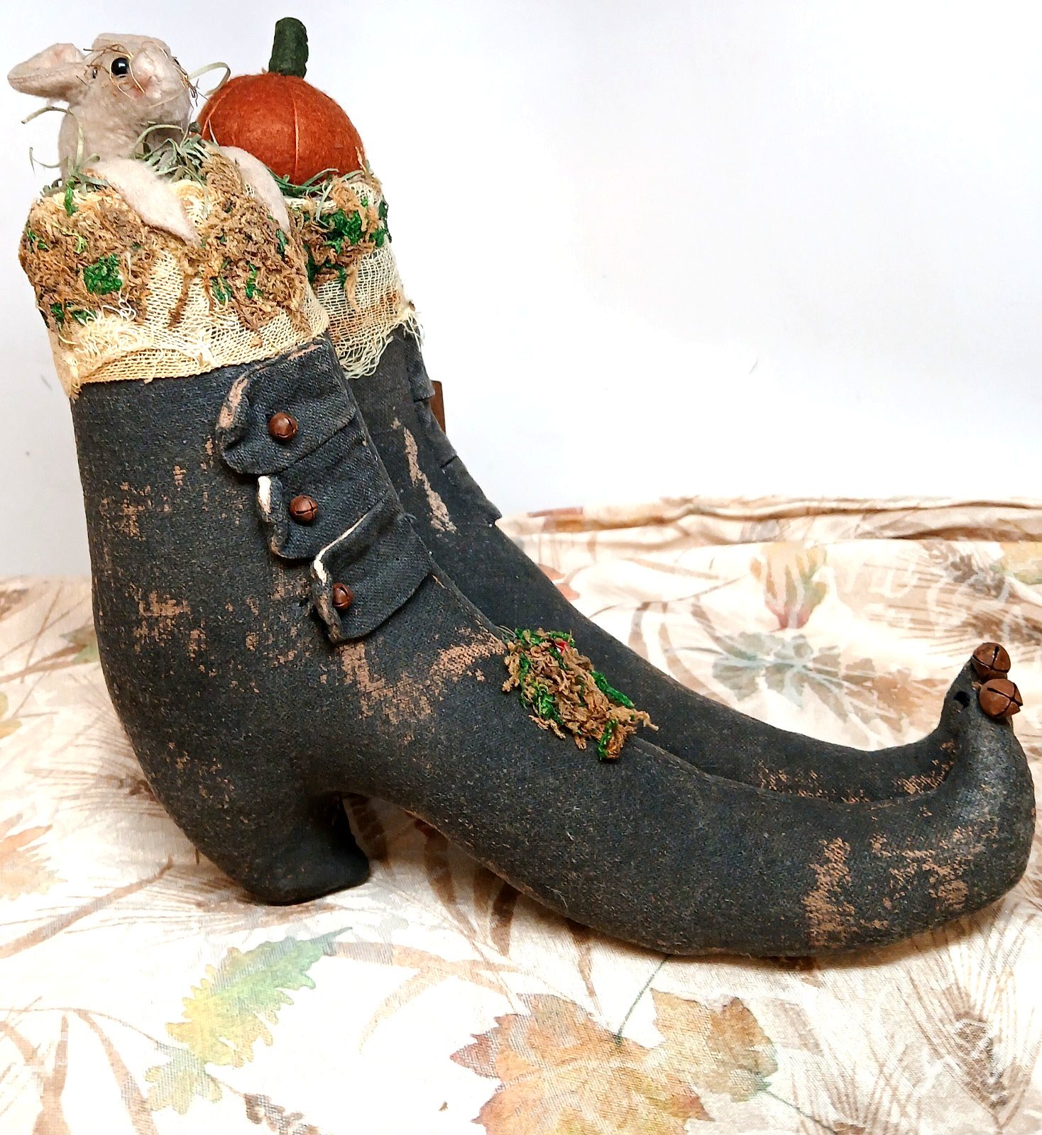 Pearson's Simply Primitive Halloween Witch's Boots w/ Mouse & Pumpkin Folk Art Pearson's Simply Primitive Halloween Witch's Boots w/ Mouse & Pumpkin Folk Art