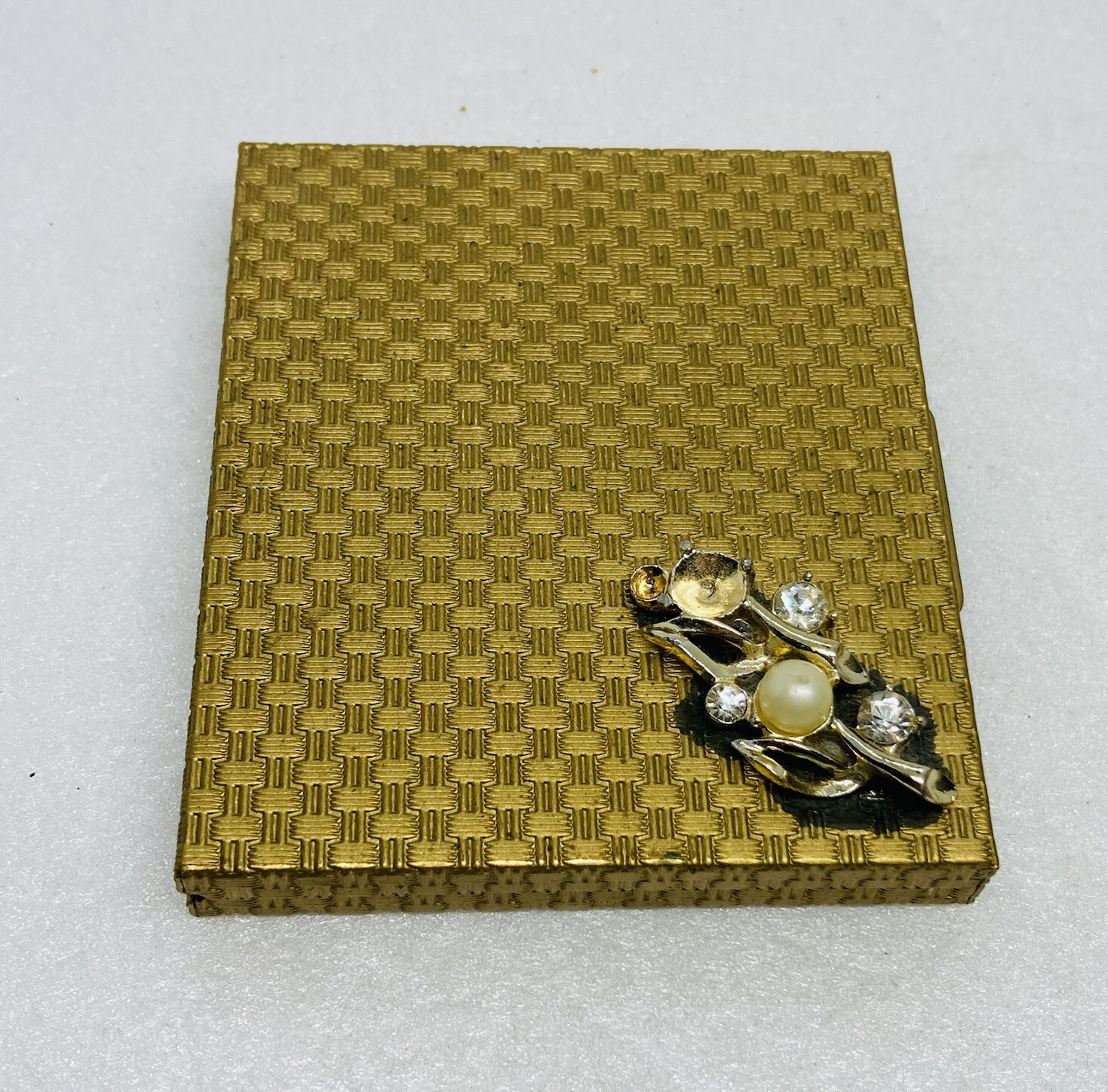 Vintage Saks Fifth Avenue Jeweled Rhinestone Flower Brass Mirror Make-Up Case C3 Vintage Saks Fifth Avenue Jeweled Rhinestone Flower Brass Mirror Make-Up Case C3