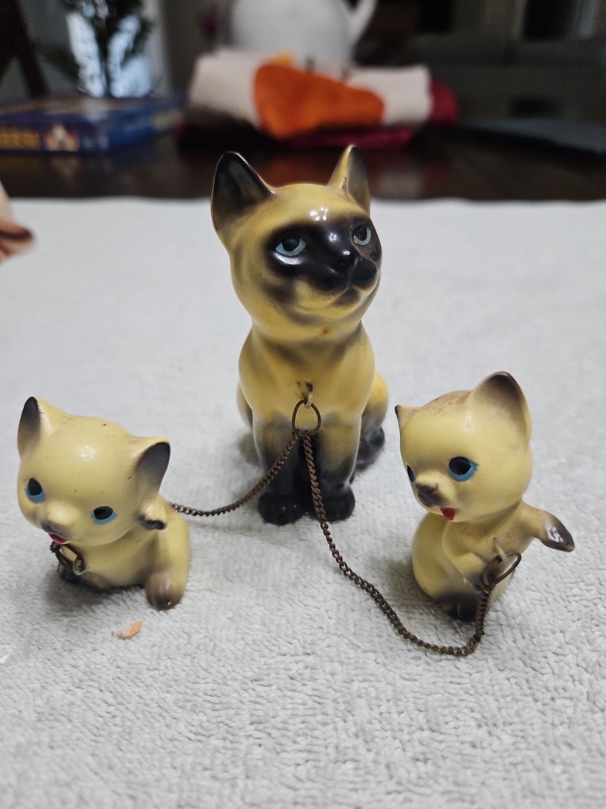 3 Vintage Siamese Cat Figurine Japan Blue Eyes Family Kittens w/ Chain -rare 27 3 Vintage Siamese Cat Figurine Japan Blue Eyes Family Kittens w/ Chain -rare 27