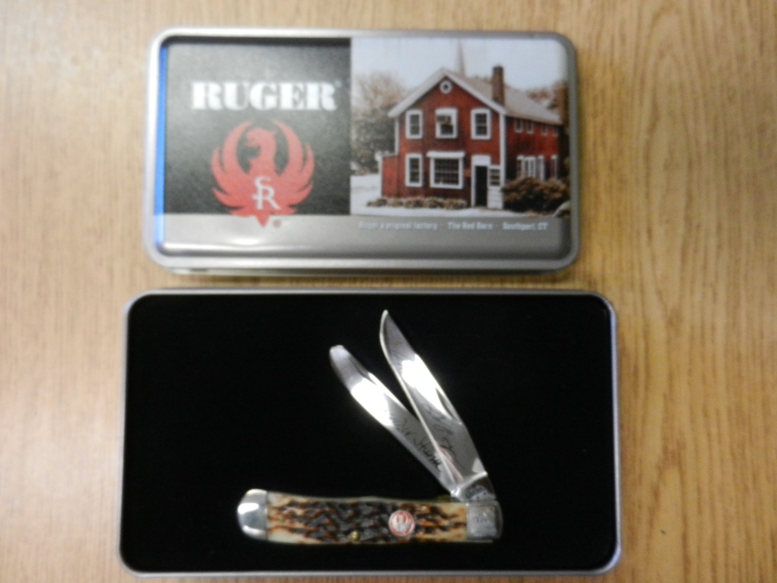 New Ruger Trapper Red Barn Gift Set 6254SS Signatures On Blade W/ Tin New Ruger Trapper Red Barn Gift Set 6254SS Signatures On Blade W/ Tin