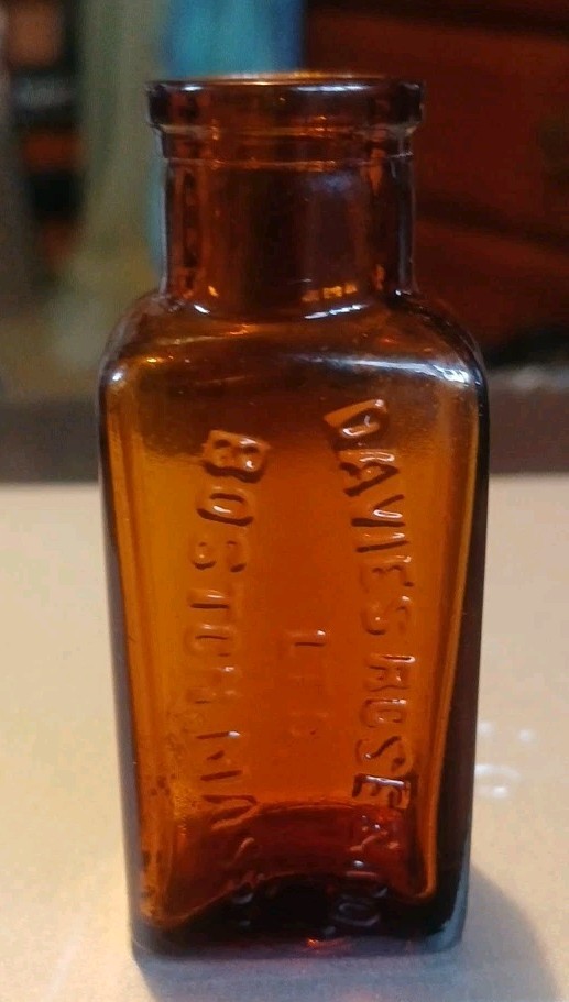 DAVIES ROSE CO. LTD. VINTAGE AMBER BOTTLE, BOSTON, MASS.