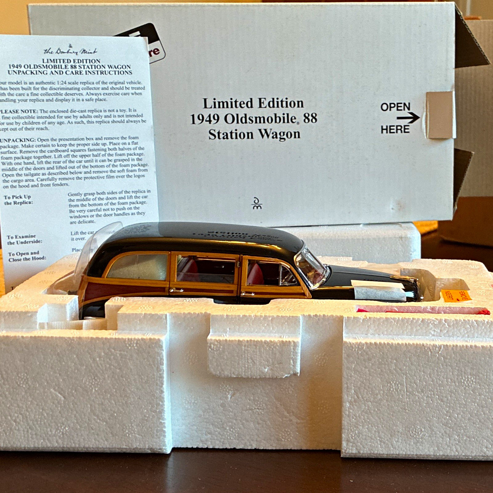 Danbury Mint Oldsmobile 1949 88 Station Wagon 1:24 Scale Model Car Danbury Mint Oldsmobile 1949 88 Station Wagon 1:24 Scale Model Car