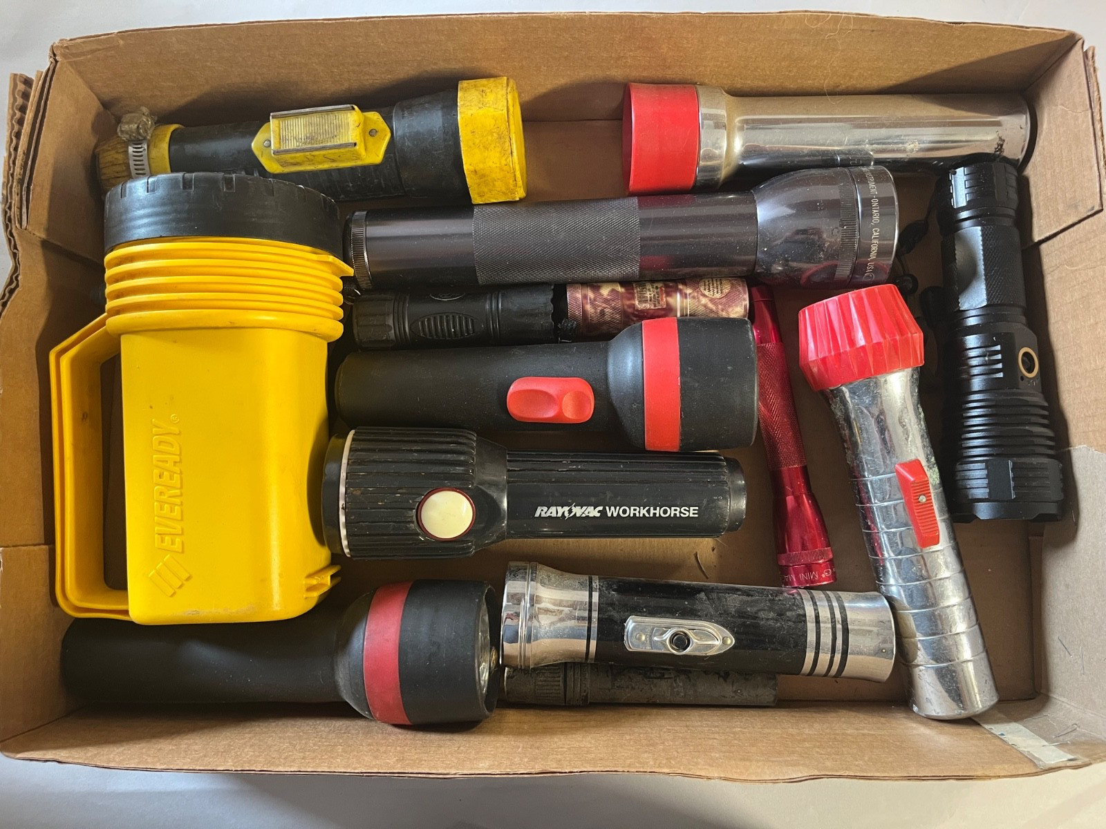lot of 13 Vintage Flashlights RAY-O-VAC EVEREADY Mag Lite - UNTESTED lot of 13 Vintage Flashlights RAY-O-VAC EVEREADY Mag Lite - UNTESTED