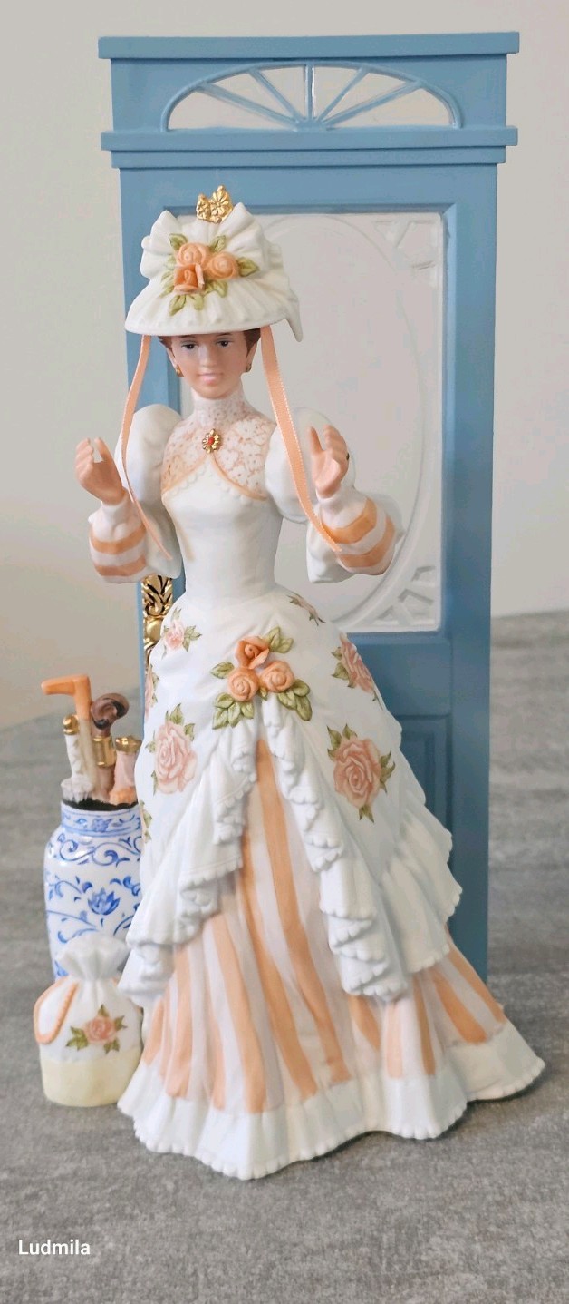 Vintage AVON The 1993 Mrs. Albee Award Full- Size Porcelain Lady w/ Box+Card Vintage AVON The 1993 Mrs. Albee Award Full- Size Porcelain Lady w/ Box+Card