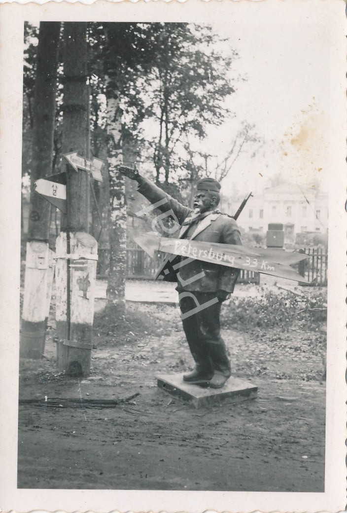 Photo WW2 Wehrmacht Station Sign 33 km to St. Petersburg M1.99