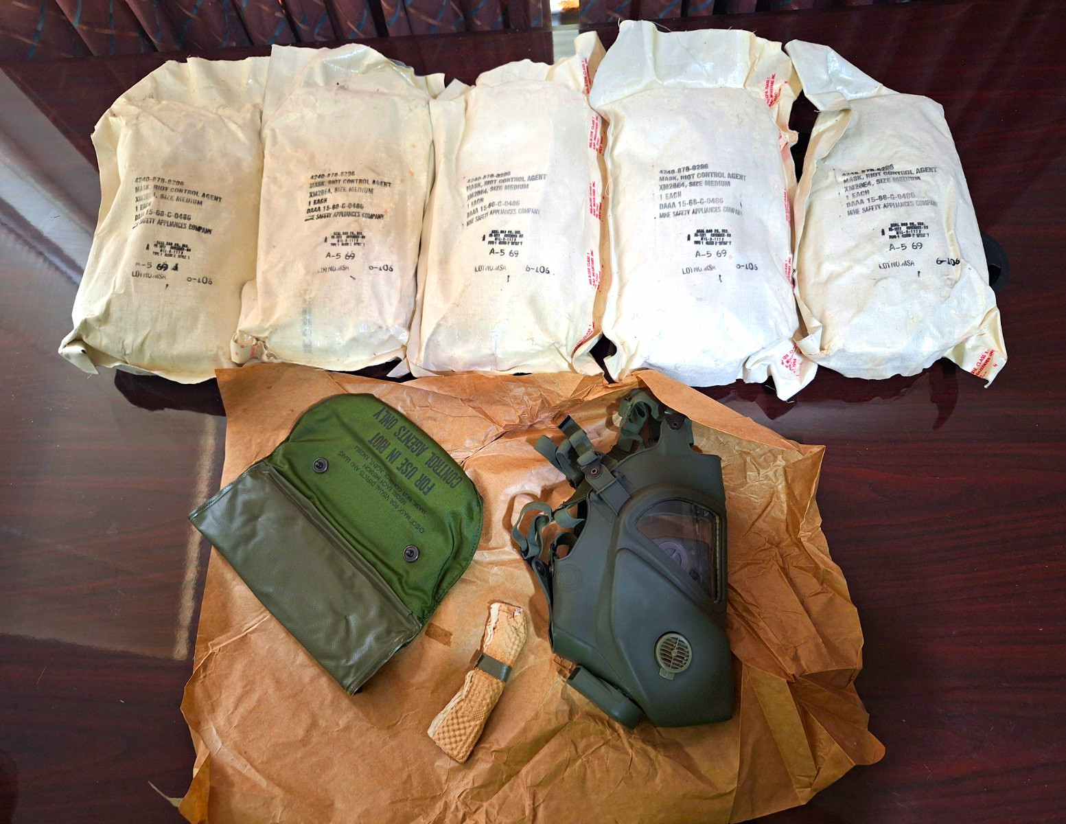 MINT UNISSUED Vietnam War XM28E4 Gas Mask, Sealed Original 1969 Pack, Size Med. MINT UNISSUED Vietnam War XM28E4 Gas Mask, Sealed Original 1969 Pack, Size Med.