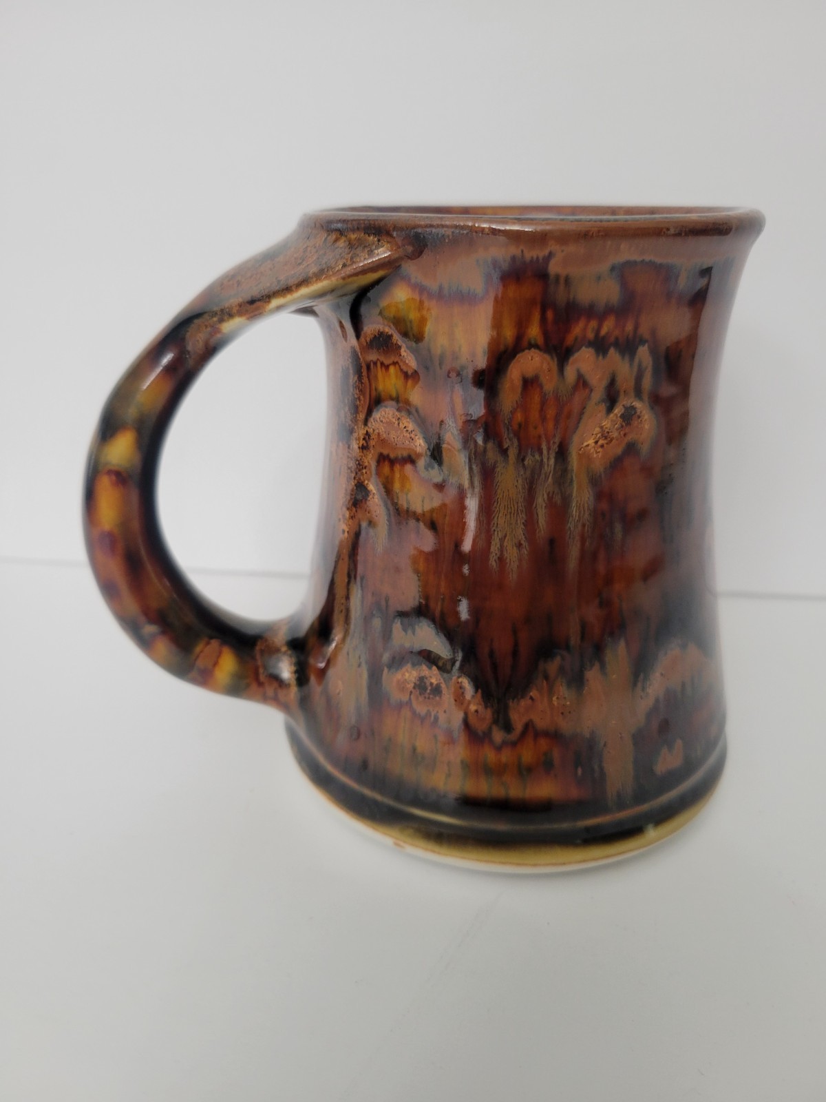 Edgecomb Potters Maine Browns & Black Drip Glaze Porcelain Whale Tail Mug Edgecomb Potters Maine Browns & Black Drip Glaze Porcelain Whale Tail Mug