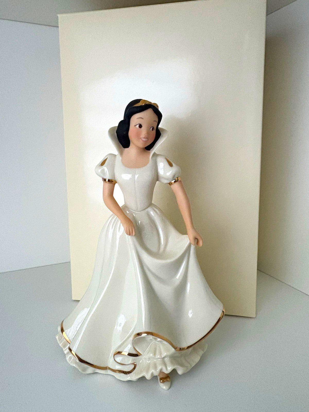 Lenox Disney Showcase Collection Snow White Figurine- box & tin Container #16033 Lenox Disney Showcase Collection Snow White Figurine- box & tin Container #16033