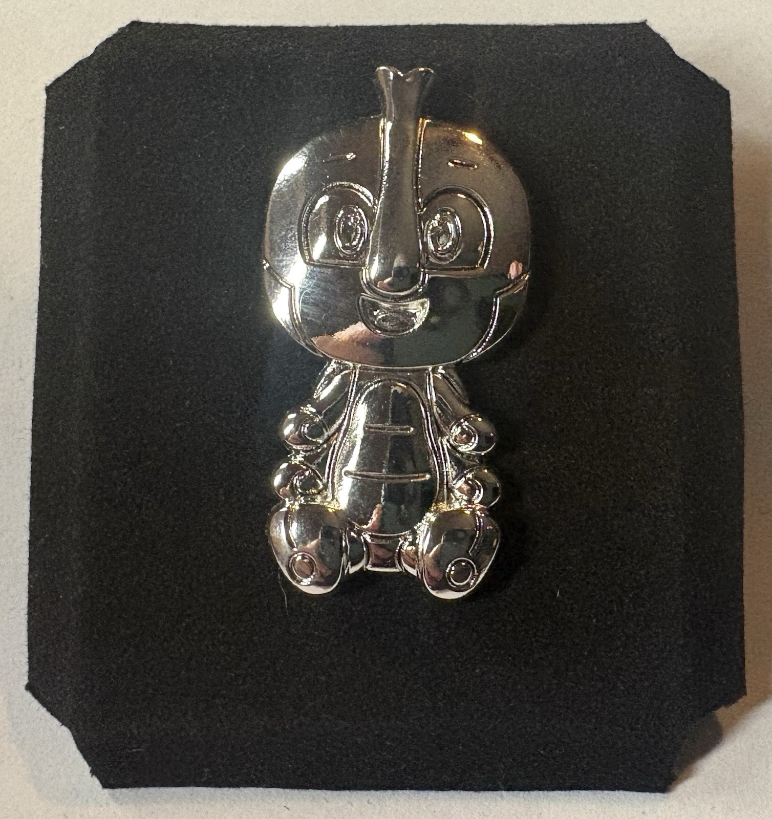 VeeFriends Treasure Chest Balanced Beetle Silver Pin Limited /55 Garyvee VeeFriends Treasure Chest Balanced Beetle Silver Pin Limited /55 Garyvee