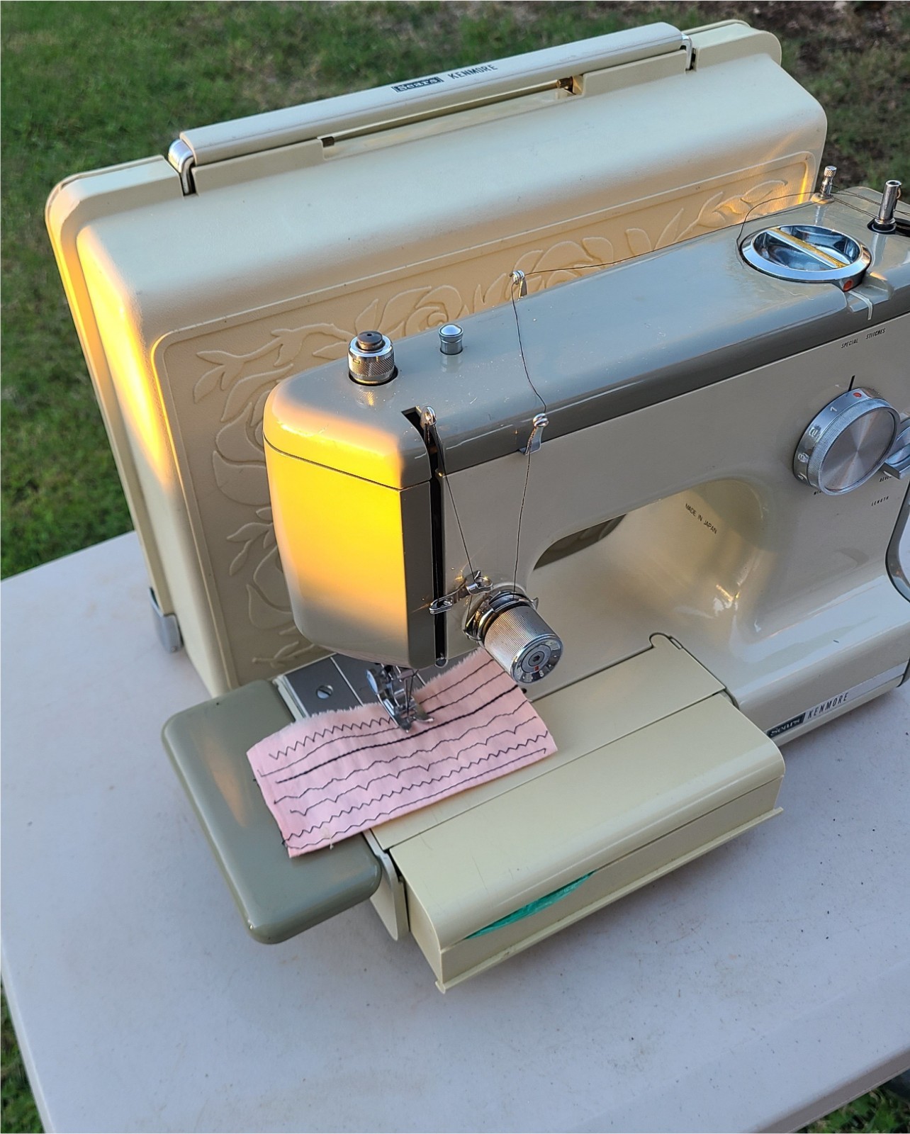 COLLECTABLE VINTAGE SEARS KENMORE 158.10402 SEWING MACHINE W/CASE (3) COLLECTABLE VINTAGE SEARS KENMORE 158.10402 SEWING MACHINE W/CASE (3)
