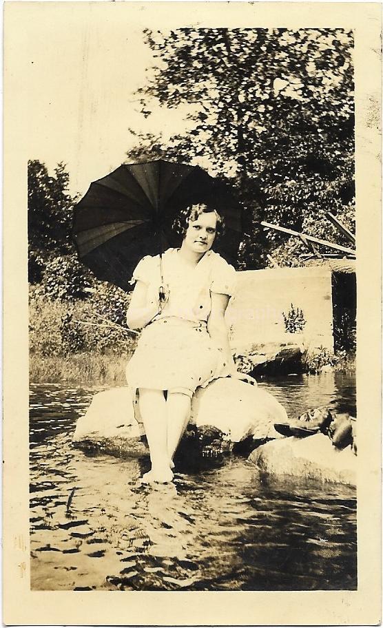UMBRELLA GIRL Found PHOTO Original BLACK AND WHITE Portrait 210 54 ZZ UMBRELLA GIRL Found PHOTO Original BLACK AND WHITE Portrait 210 54 ZZ