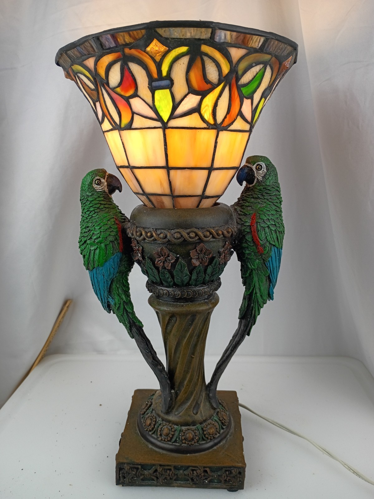 Tiffany Style Stained Glass Love Birds Parrots Hollywood Regency Table Lamp Tiffany Style Stained Glass Love Birds Parrots Hollywood Regency Table Lamp