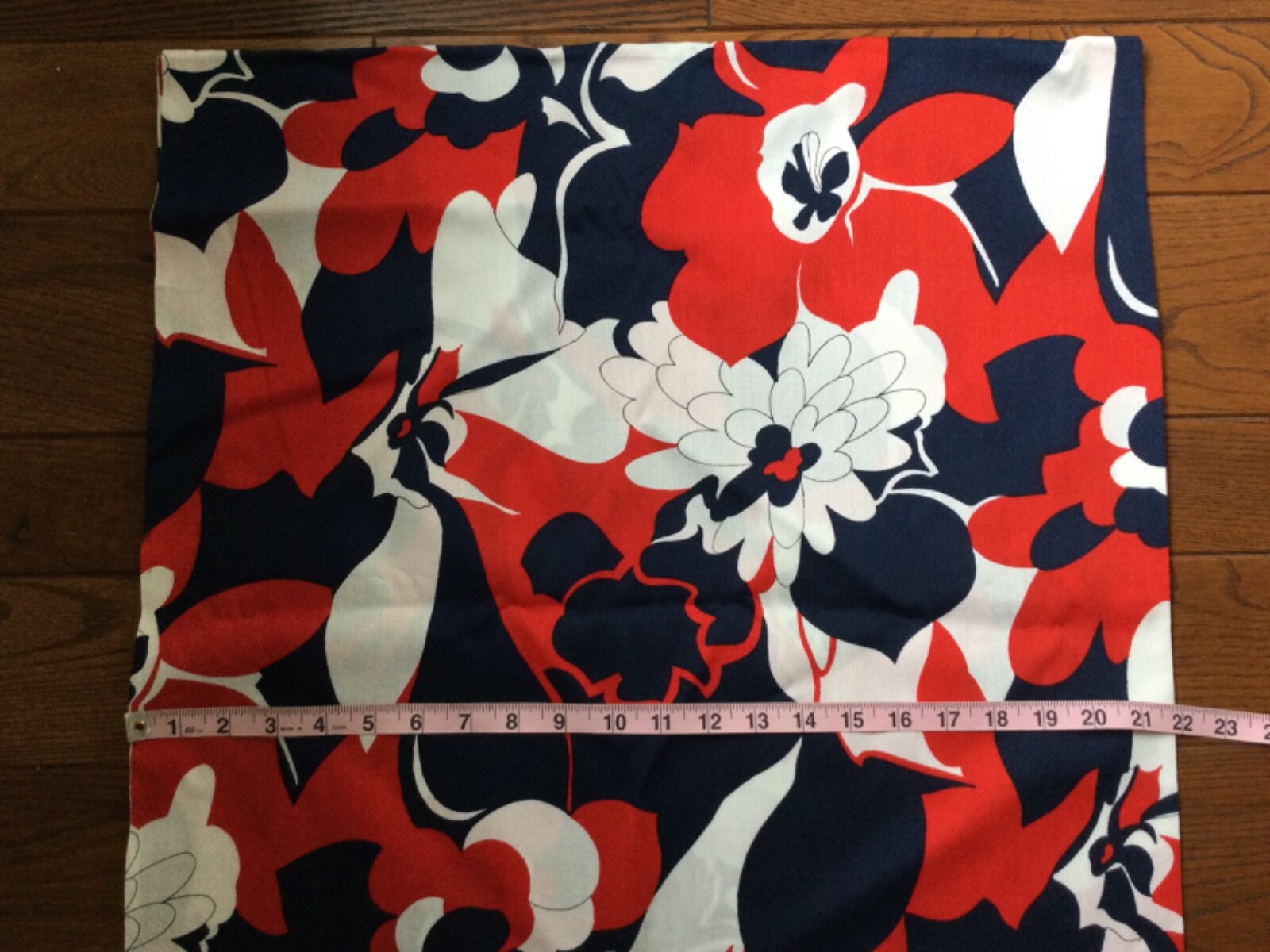 Vintage 70s Cotton Crepe Fabric Hippie Mod Flowers Red White Blue 44X96 EXC Vintage 70s Cotton Crepe Fabric Hippie Mod Flowers Red White Blue 44X96 EXC
