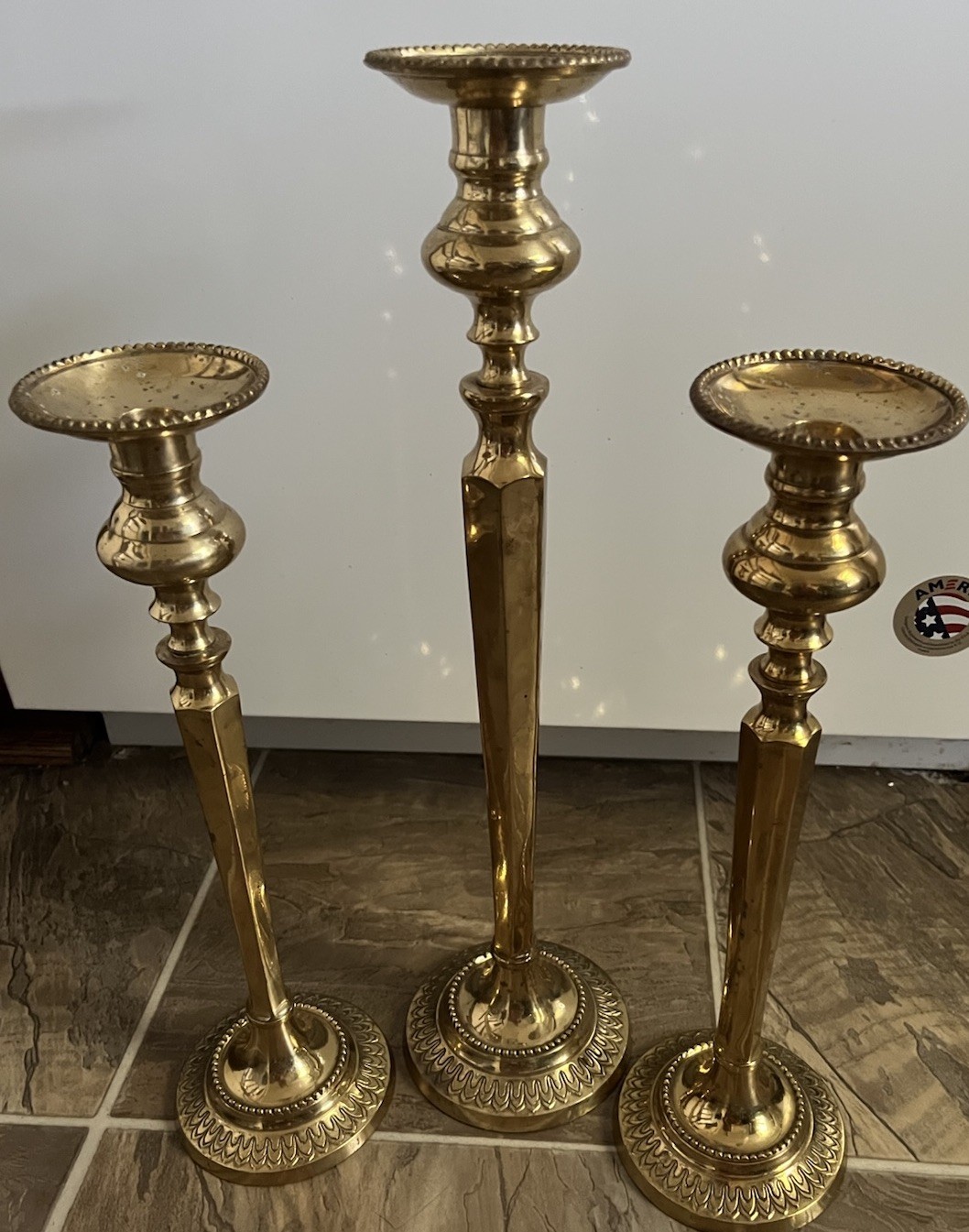 ANTIQUE BRASS CANDLESTICKS - H 17.5" And 14”- 20th CENTURY - SET OF 3 ANTIQUE BRASS CANDLESTICKS - H 17.5" And 14”- 20th CENTURY - SET OF 3