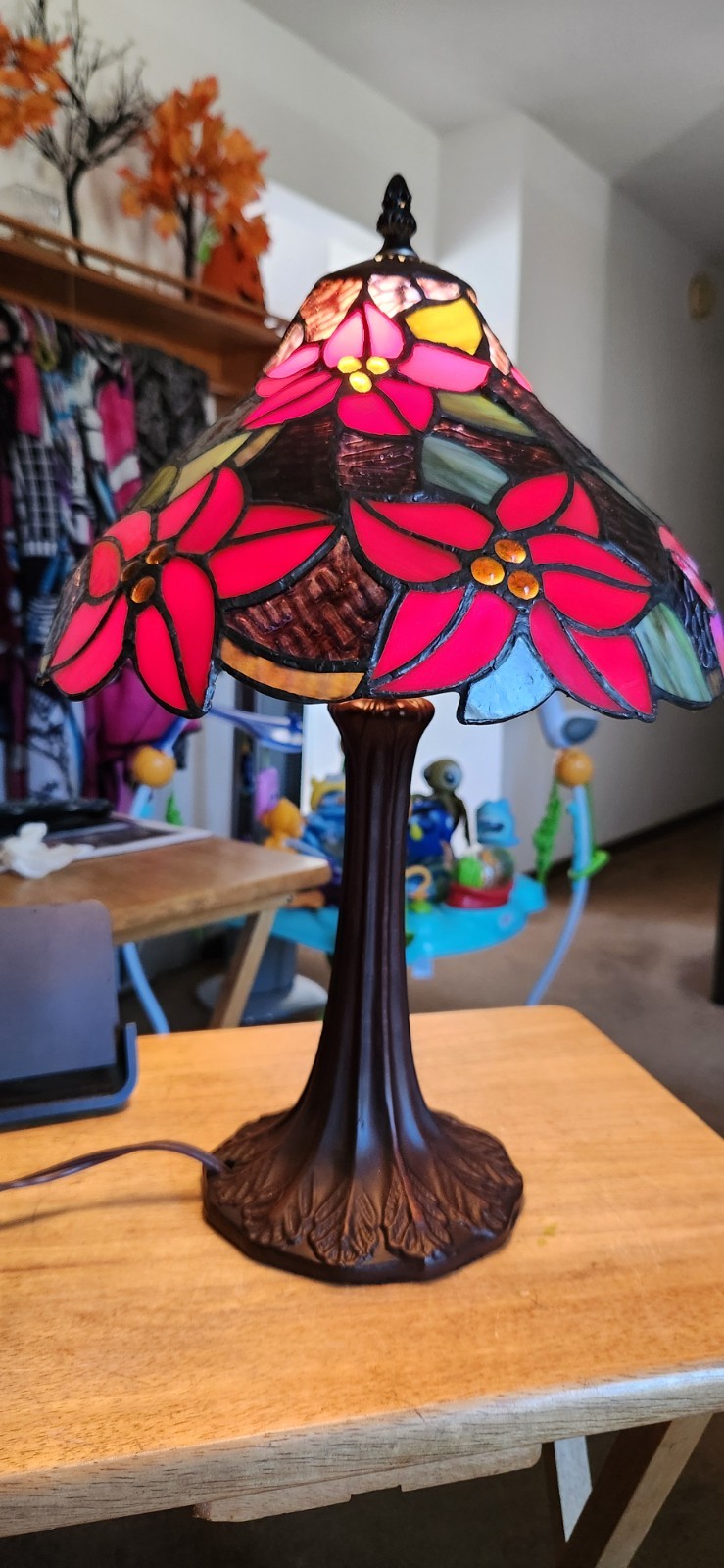 Poinsettia Stained Glass Tiffany Style Lamp Poinsettia Stained Glass Tiffany Style Lamp
