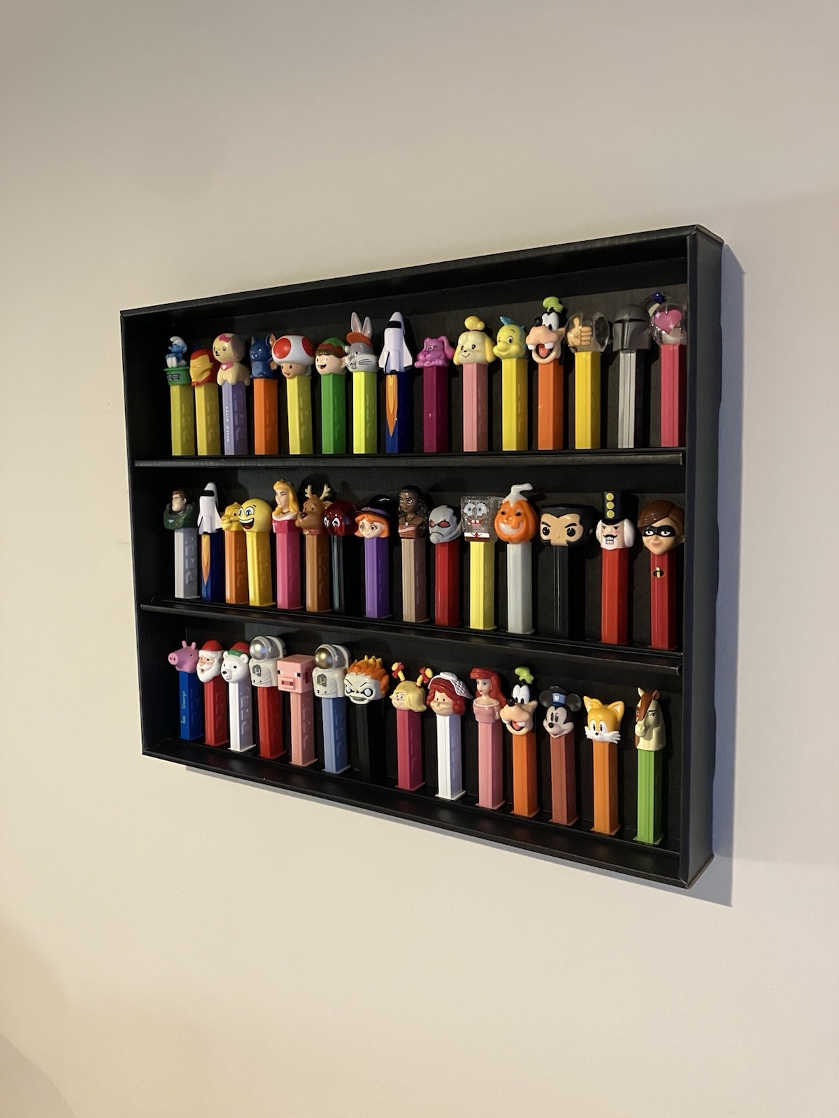 PEZ dispenser Display Case Kubbie with RAILS. Black PEZ dispenser Display Case Kubbie with RAILS. Black