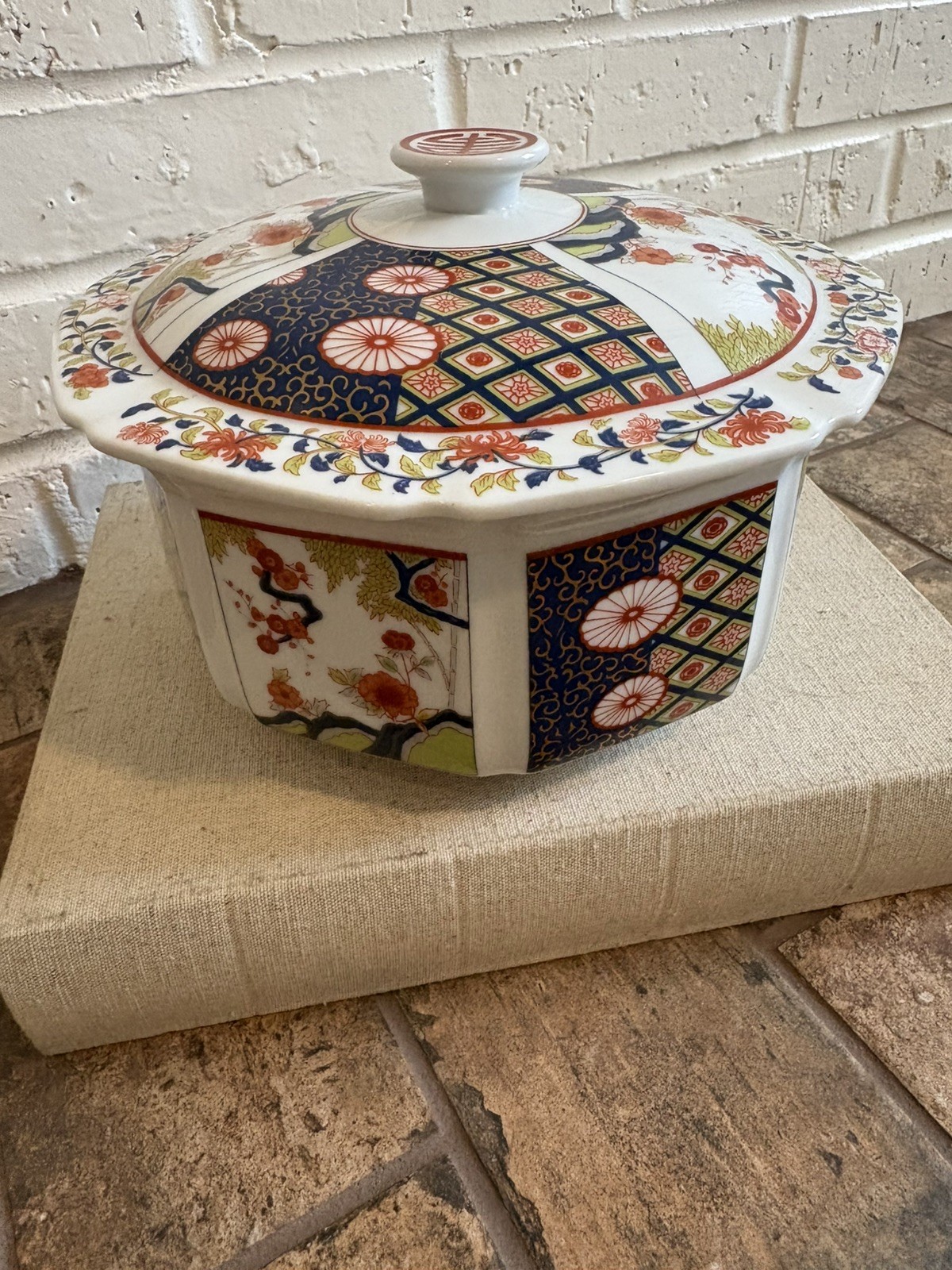 Beautiful Vintage Asian Imari Style Chinese Decorative Bowl w/ Lid Beautiful Vintage Asian Imari Style Chinese Decorative Bowl w/ Lid