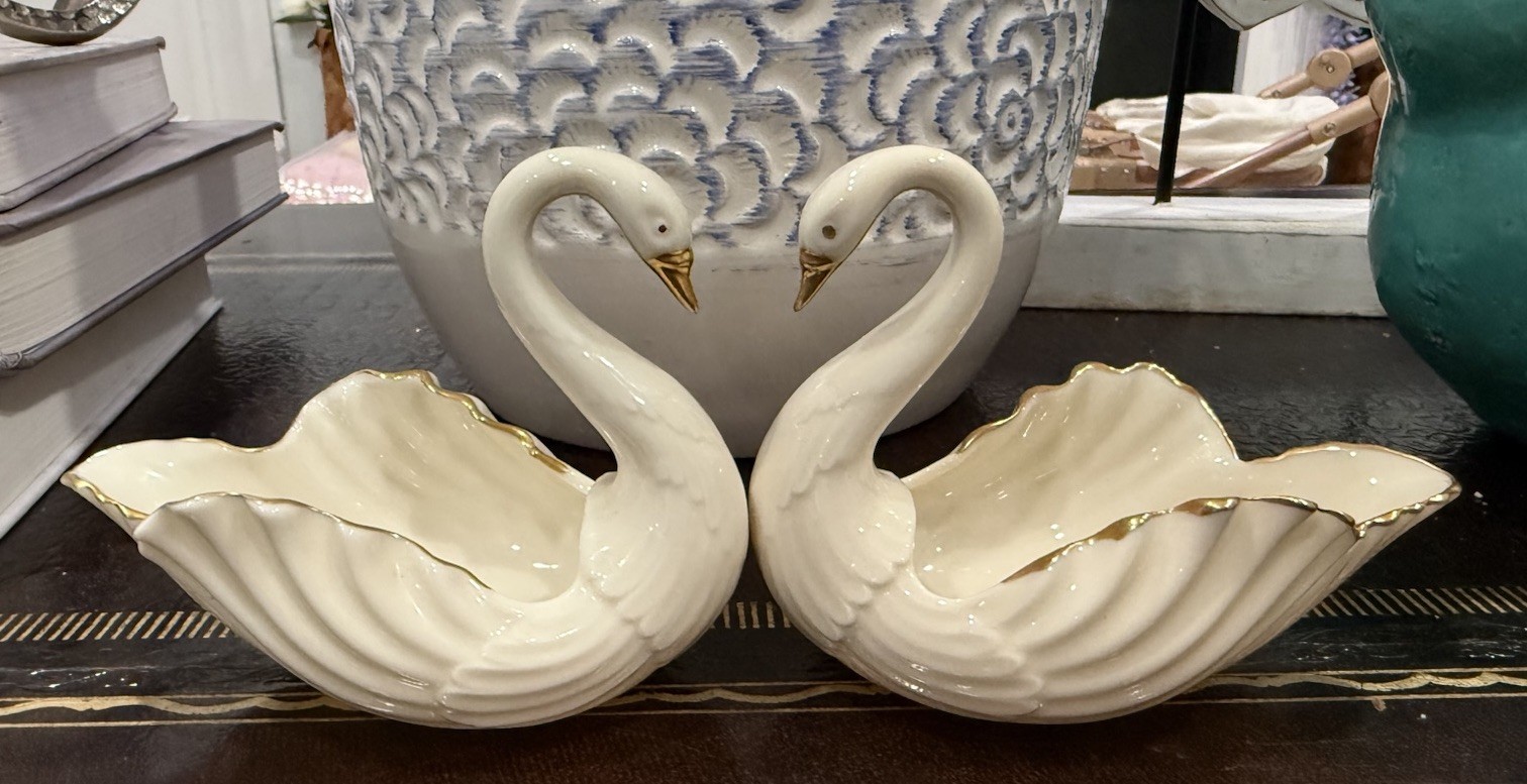 Lenox Porcelain Swan Figurine with 24k Gold Beaks & Trim 5” Lenox Porcelain Swan Figurine with 24k Gold Beaks & Trim 5”