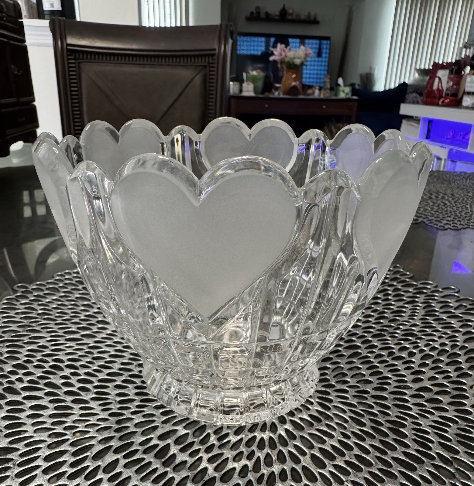 Vintage 1986 Leaded Crystal F.T.D.A Bowl with 6 Frosted Hearts, West Germany. Vintage 1986 Leaded Crystal F.T.D.A Bowl with 6 Frosted Hearts, West Germany.