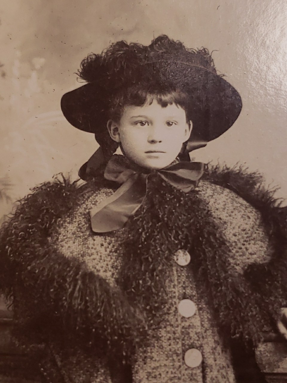 Antique 1890s Cabinet Card Photo Child in Fur Capelet & Spaniel Dog Koestle Clev